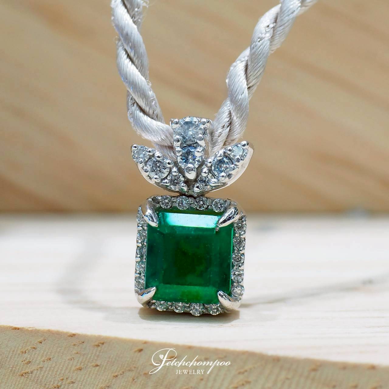 [29707] จี้มรกตโคลอมเบีย Emerald Whisper Grace 1.35 กะรัต ประดับเพชร  25,000 