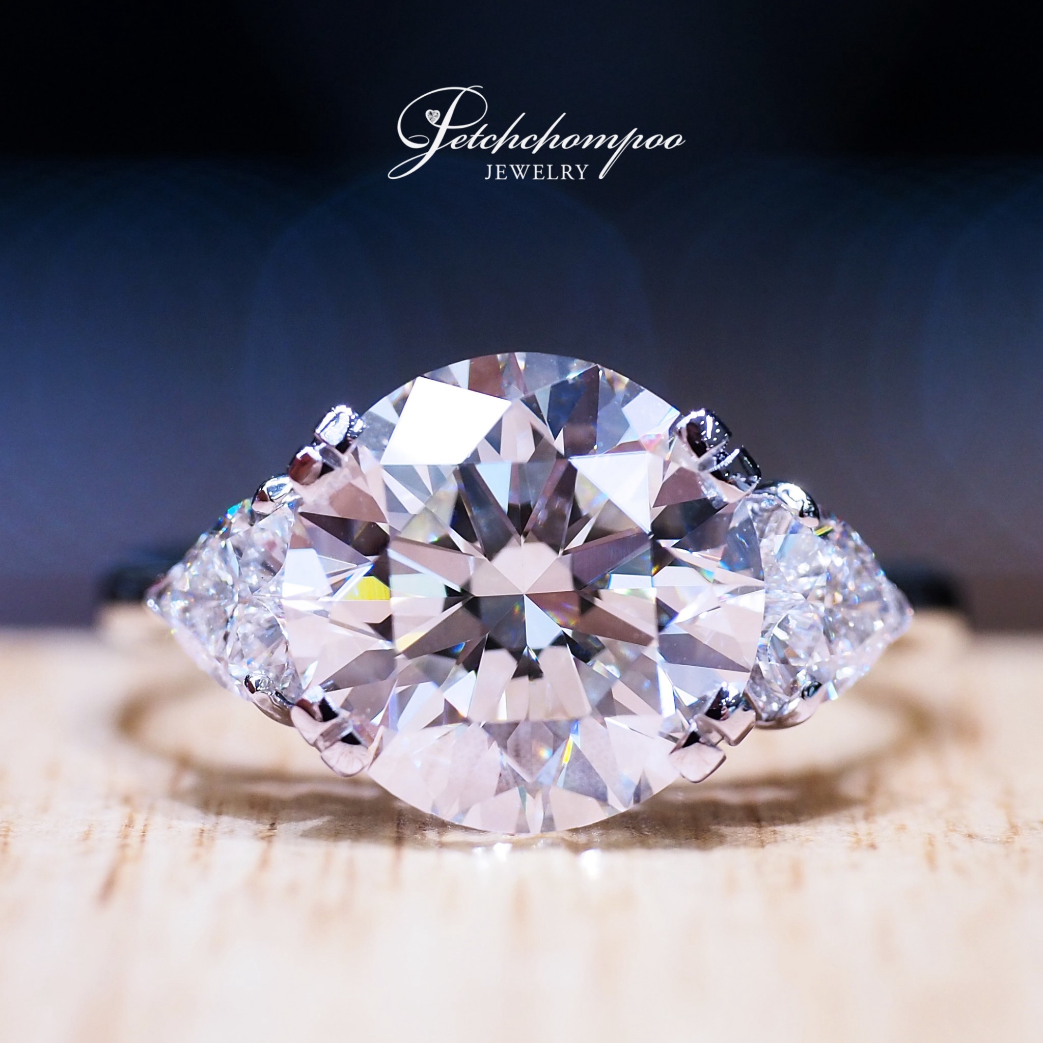 [31014] A diamond ring featuring a 4.01-carat natural diamond (HRD VVS1) and heart-shaped side diamonds totaling 0.58 carats. Discount 1,290,000