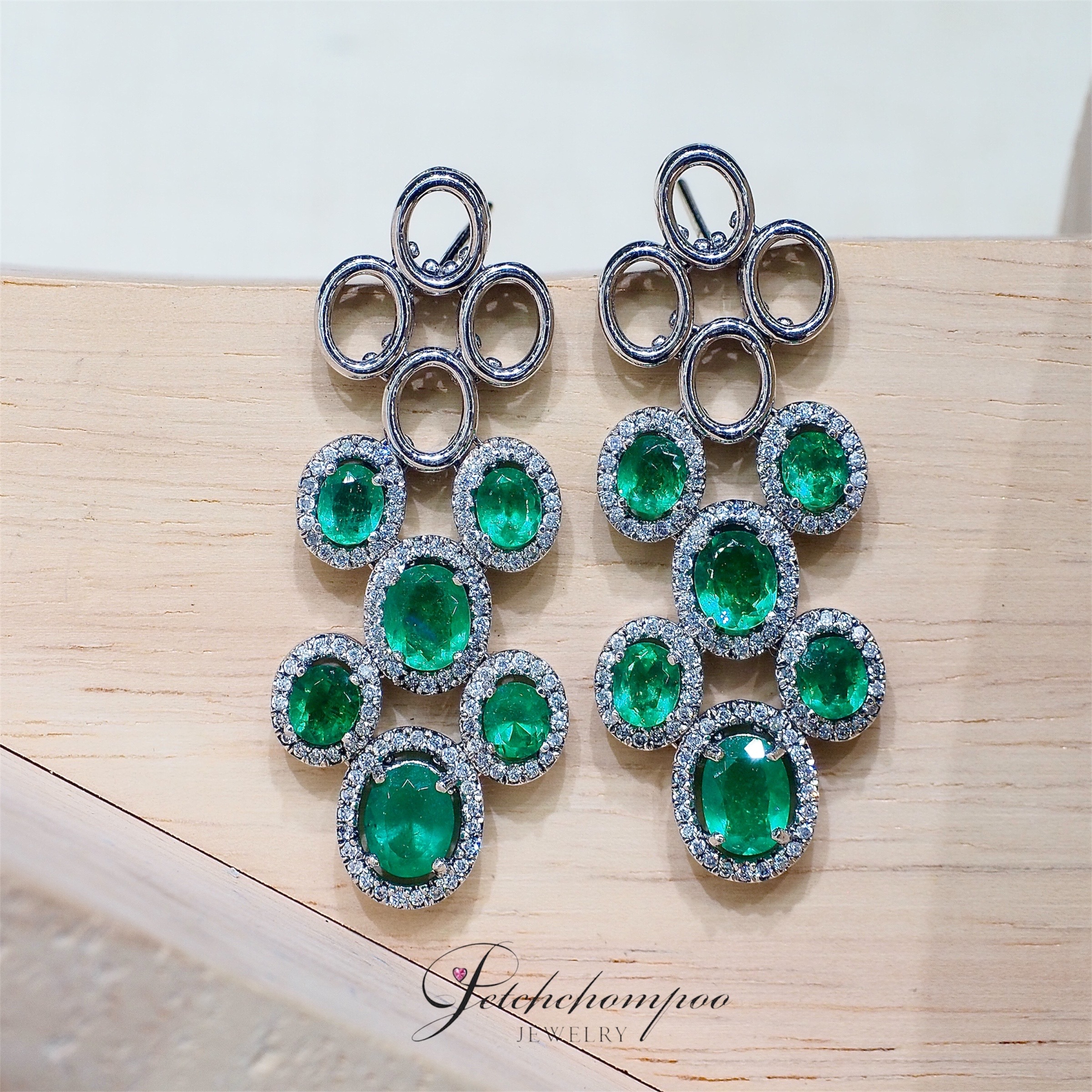 [28259] ต่างหูมรกตโคลอมเบีย Emerald Symphony™ 5.11 กะรัต ฝังเพชร | AIG  259,000 