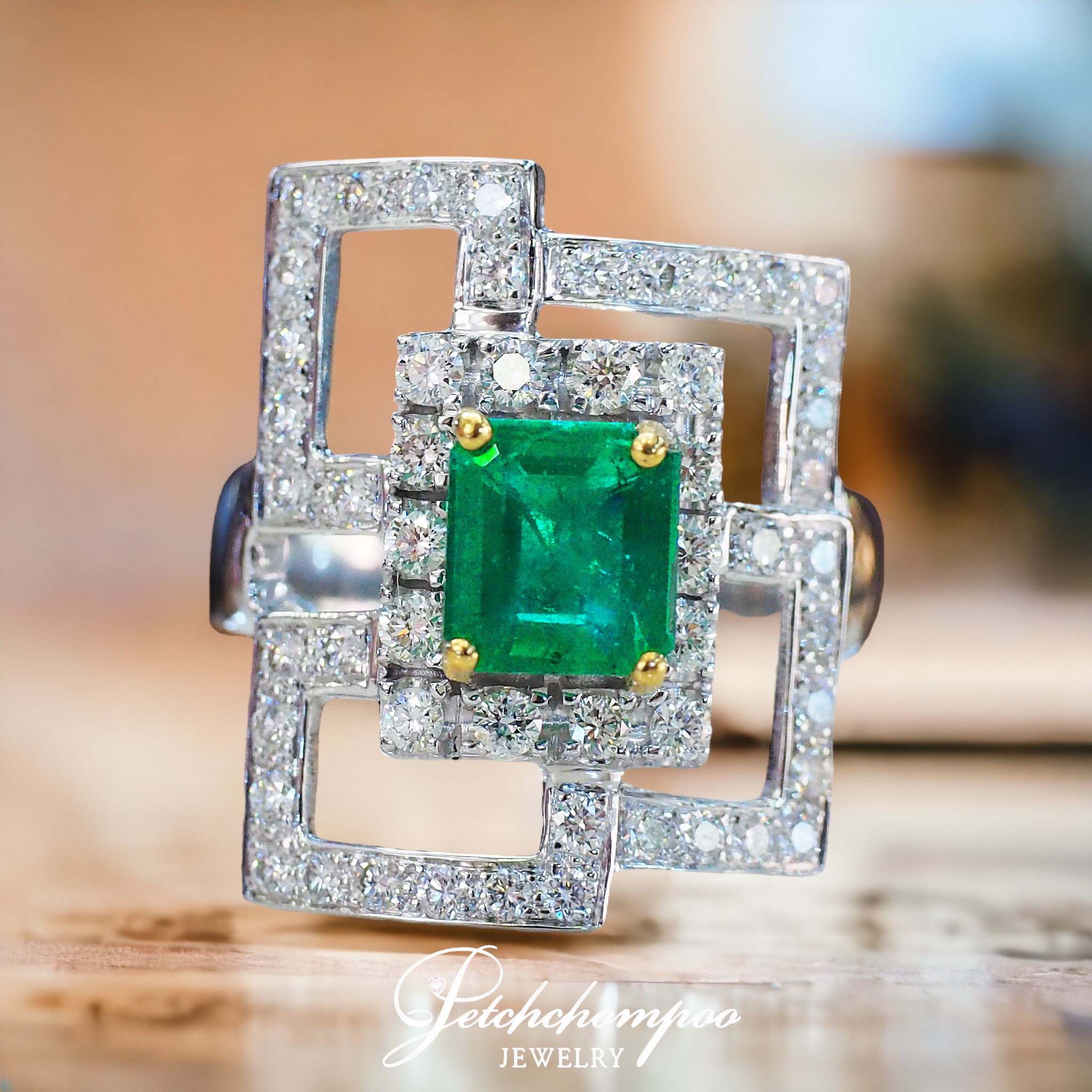 [27542] Colombian emerald ring by diamonds  89,000 