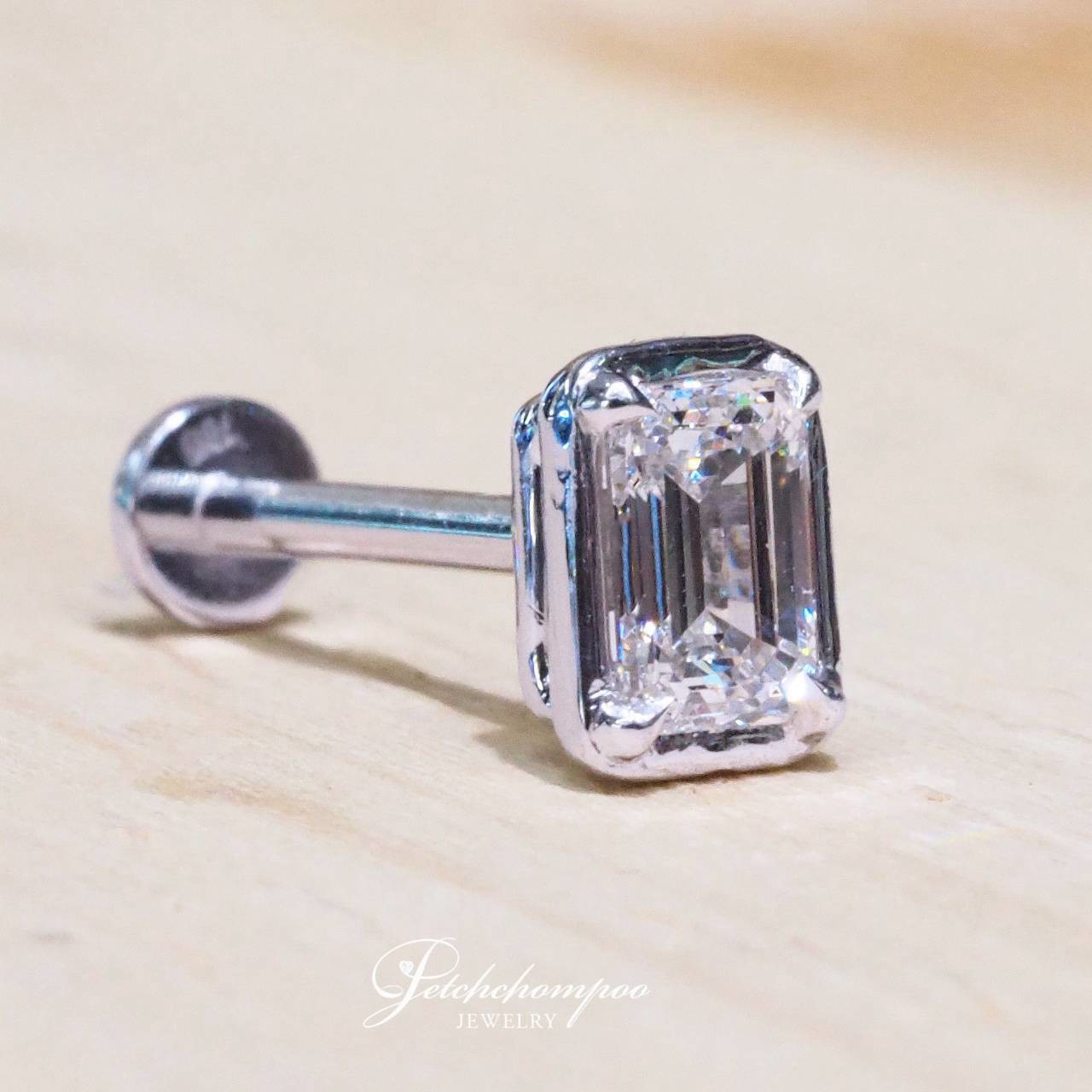[31095] Ear Piercing Emerald Radiant เพชรทรงเอ็มเมอรัลด์ 0.25 กะรัต  29,000 