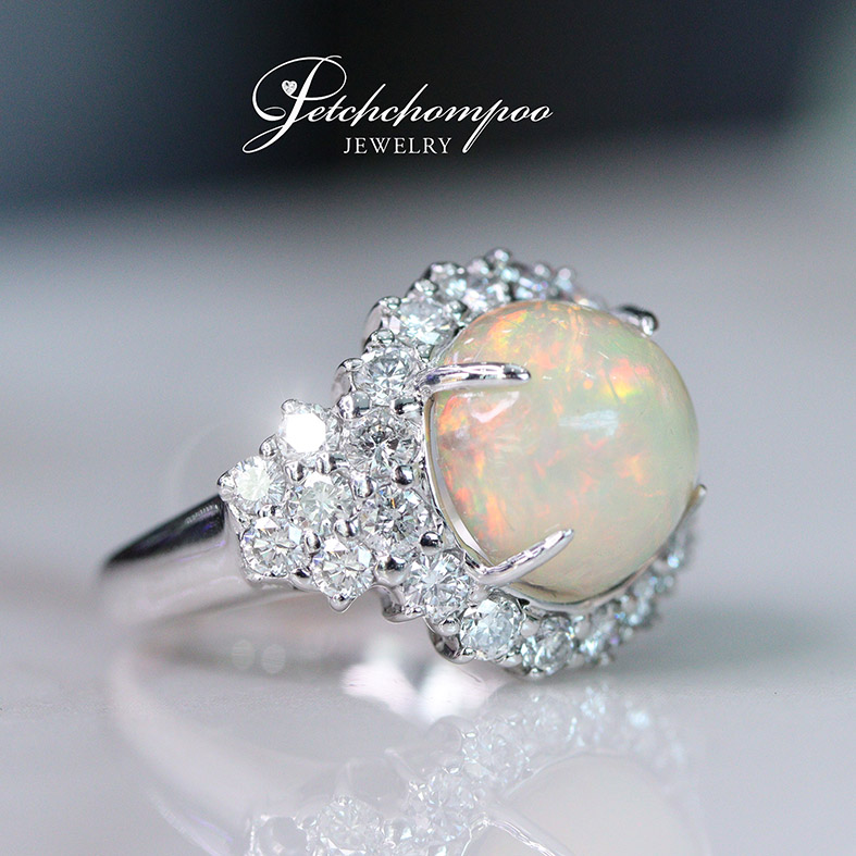[015065] 4.50 carats Opal with diamond ring Discount 69,000