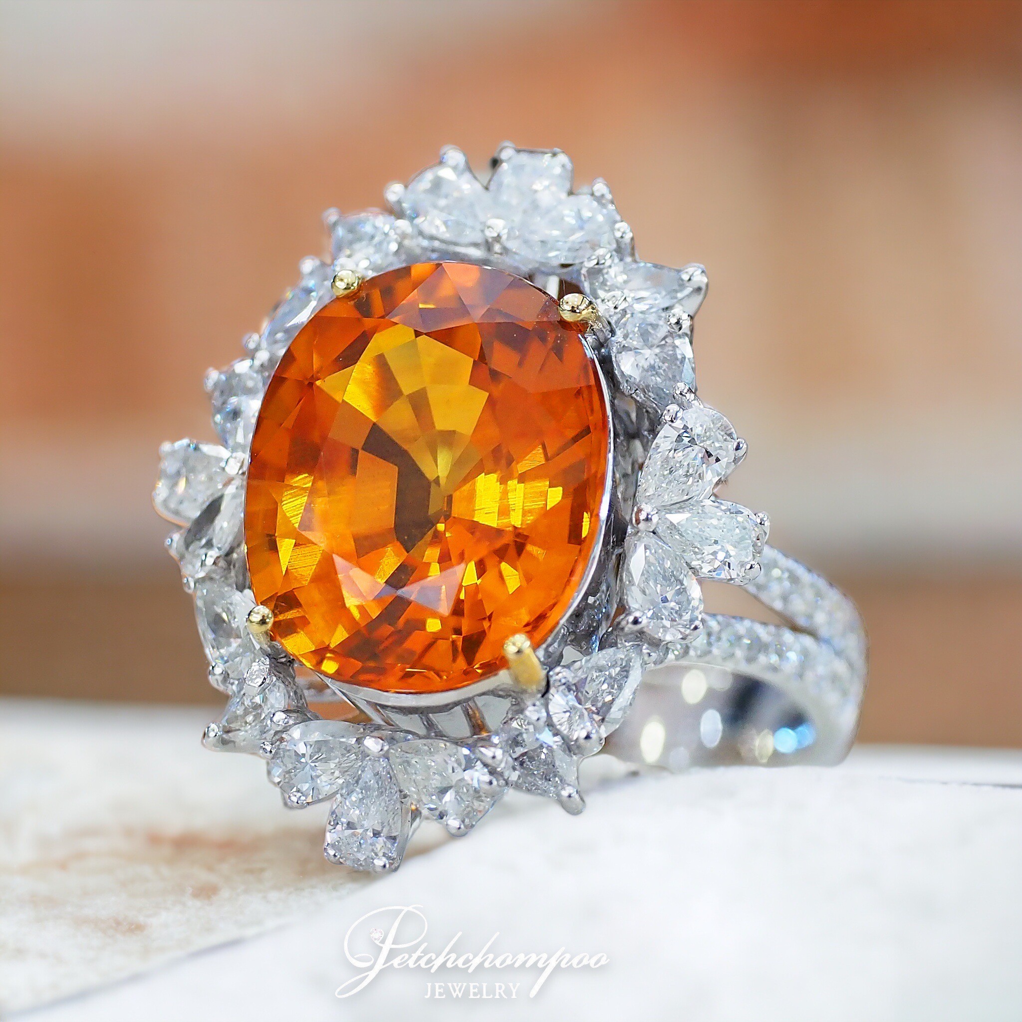 [28962] แหวนบุษราคัมบางกะจะ 10.67 กะรัต ล้อมเพชรเซอร์ Emil  249,000 