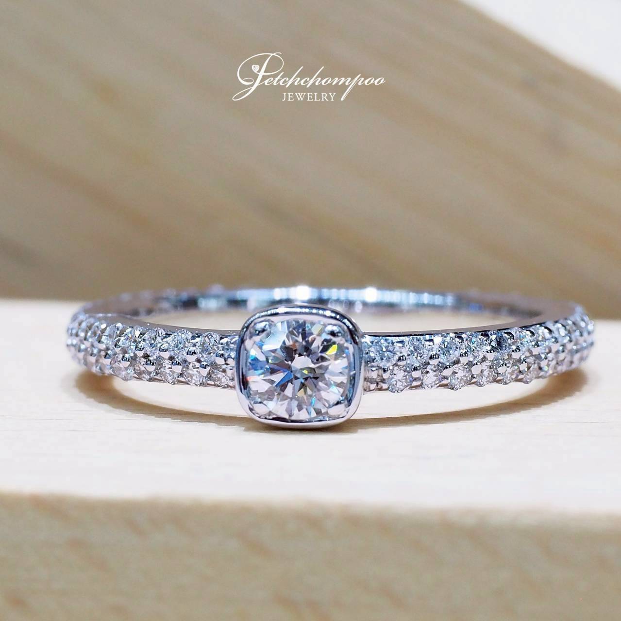 [024078] Lumière Cushion Halo 0.23 Carat diamond ring  39,000 