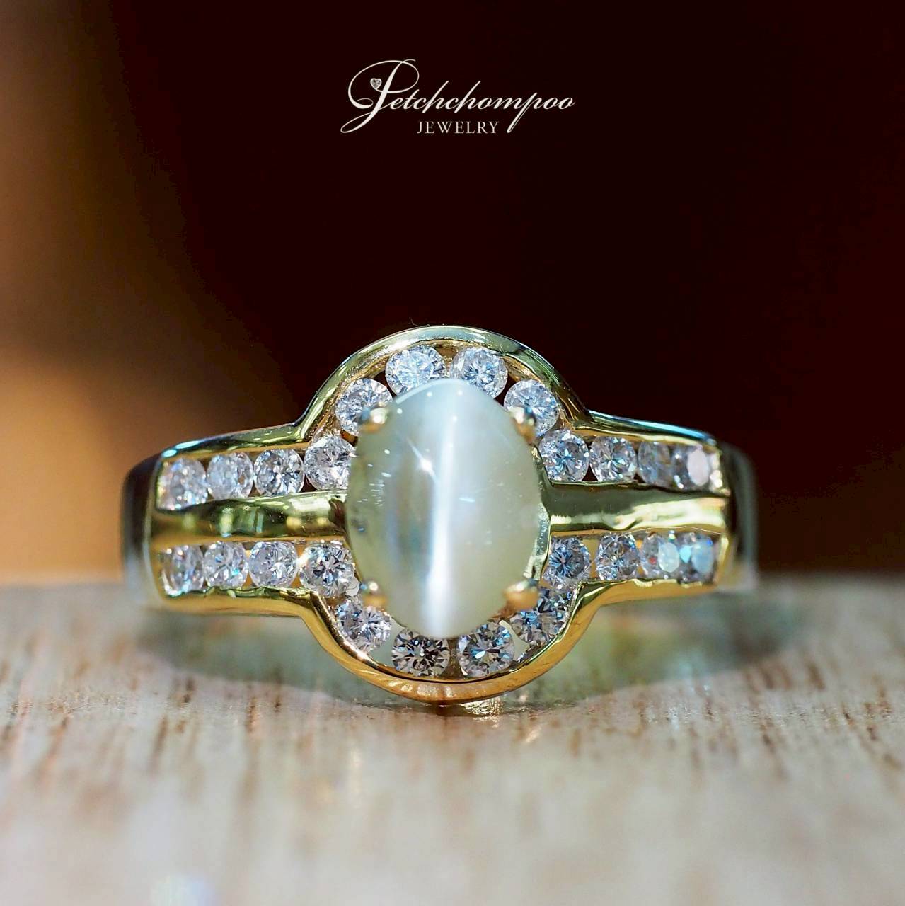 [30596] แหวน Cat’s Eye Alexandrite ศรีลังกา Celestial Cat’s Eye Glow 1.02 กะรัต ล้อมเพชรสุดหรู เปลี่ยนสีได้จากเขียวเป็นสีเหลือง | GFCO  49,000 