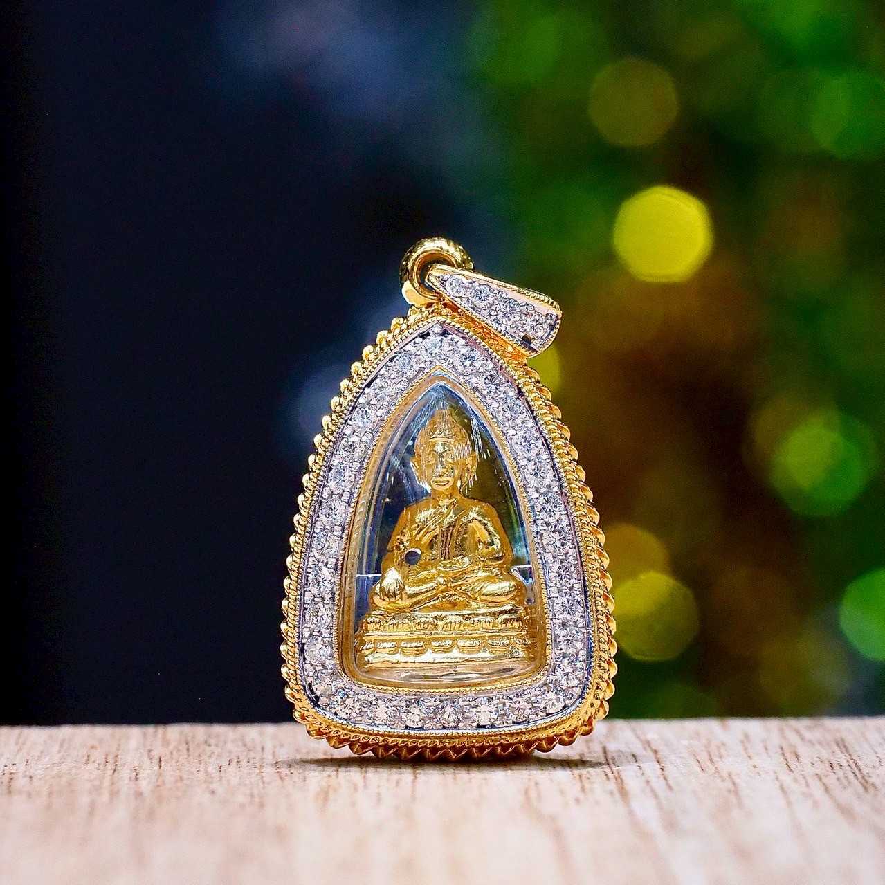 [30043] Phra Chaiwat Luang Pho Charan Wan Amphawan, Phrombandan model, gold material, gold frame with diamonds, with certificate of authenticity, Phrombandan model, gold material, year 2013  119,000 