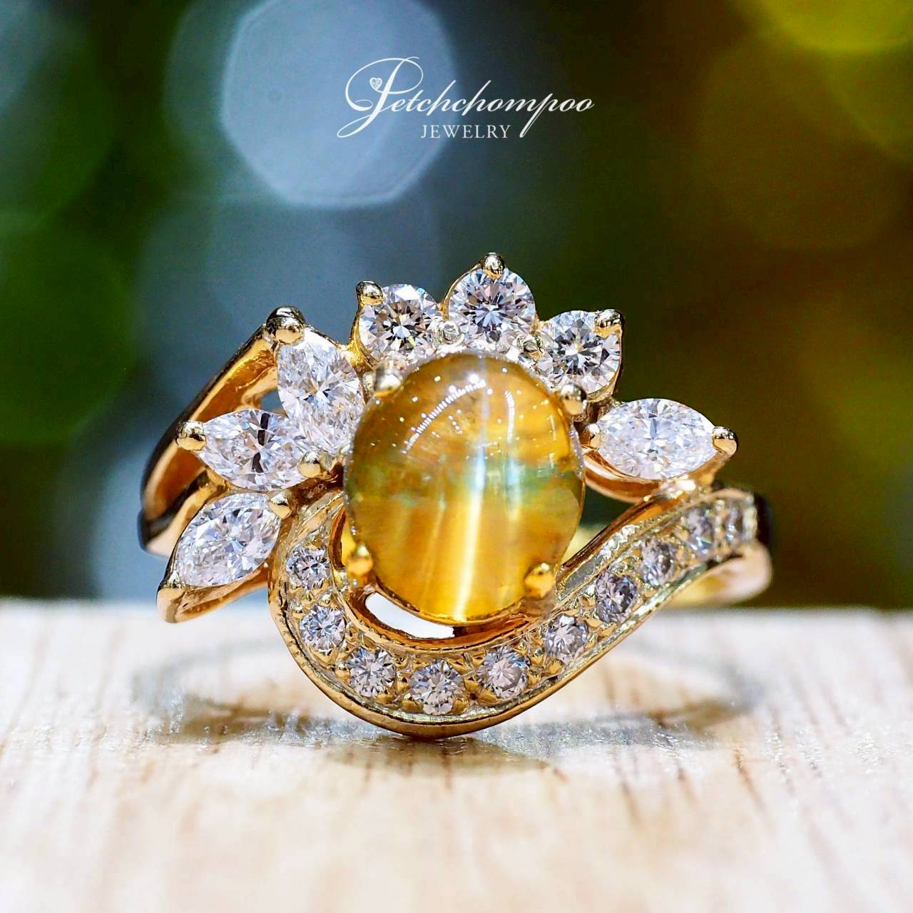 [30531] Honey Radiance Cat’s Eye™ — 2.47ct Natural Chrysoberyl Cat's Eye & Diamond Ring  79,000 