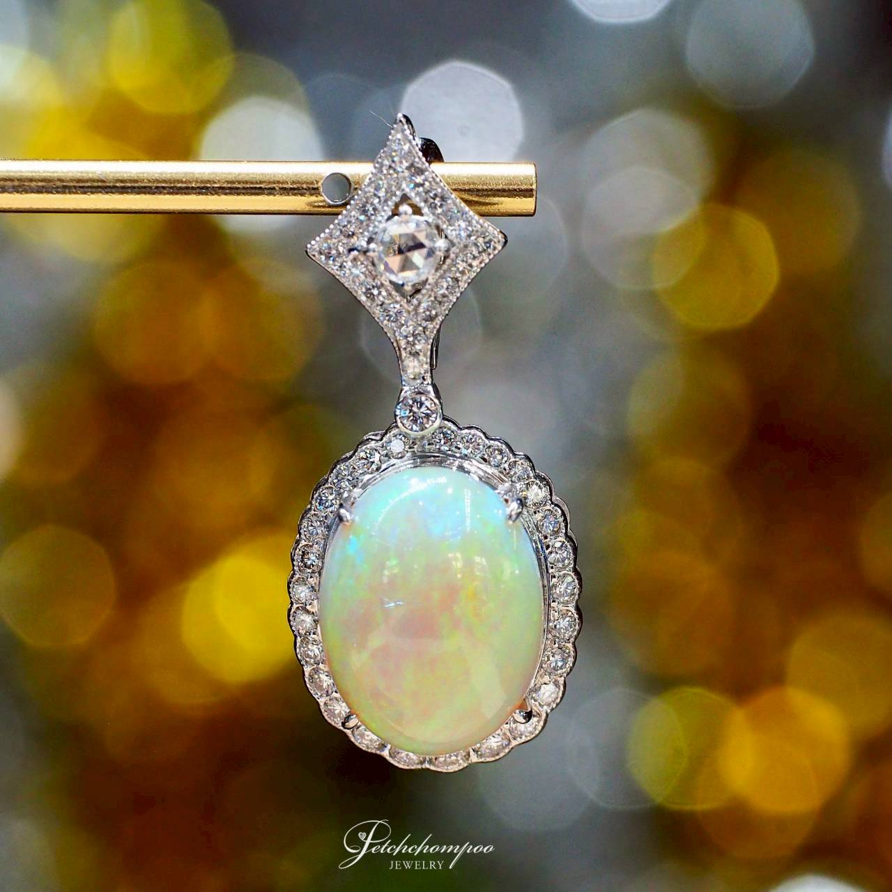 [30440] จี้โอปอล Opal Aurora Radiance™ 7.24 กะรัต ล้อมเพชร | Emil  79,000 