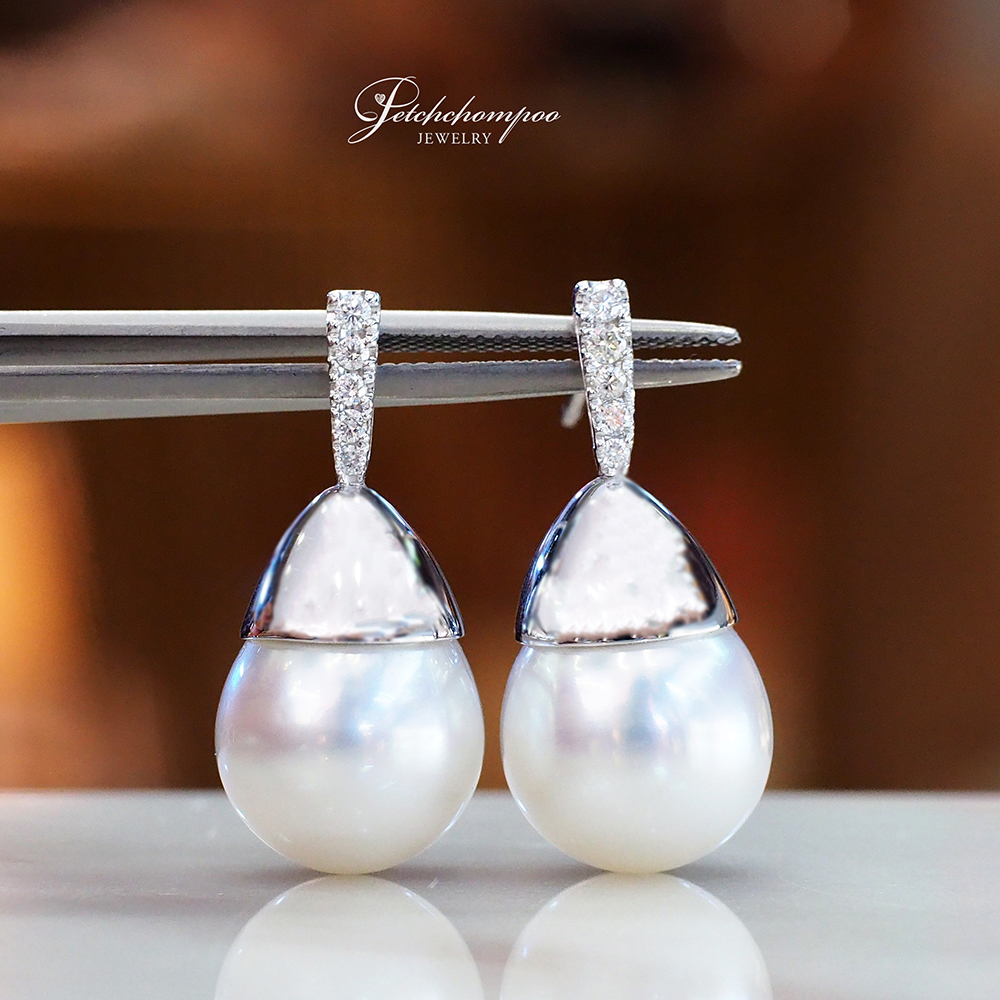 [29324] Pearl Elegance Drop™ White South Sea Pearl & Diamond Earrings  59,000 