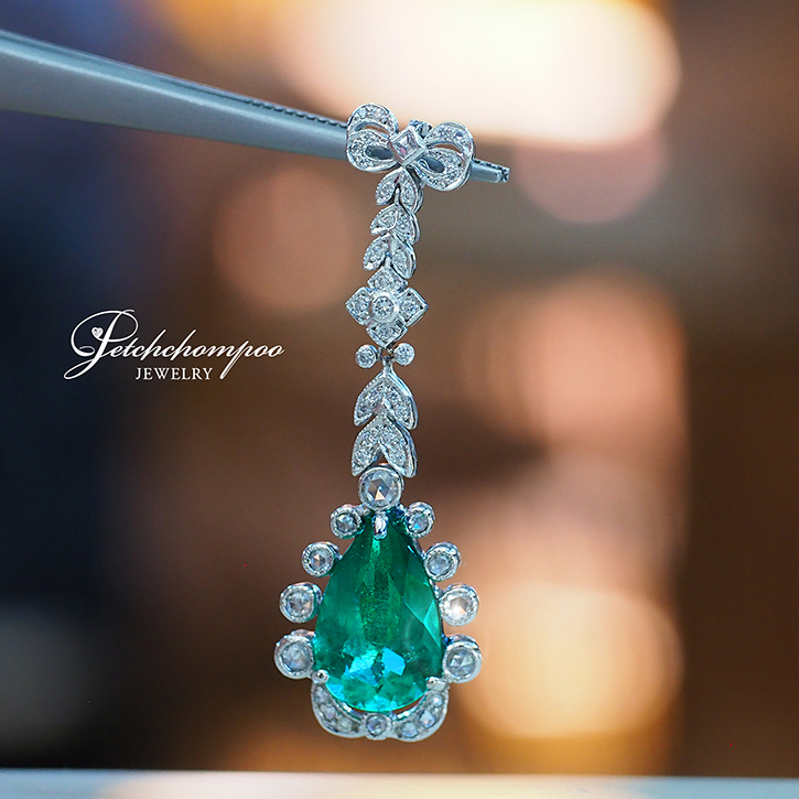 [27201] Colombian emerald pendant with diamonds  69,000 