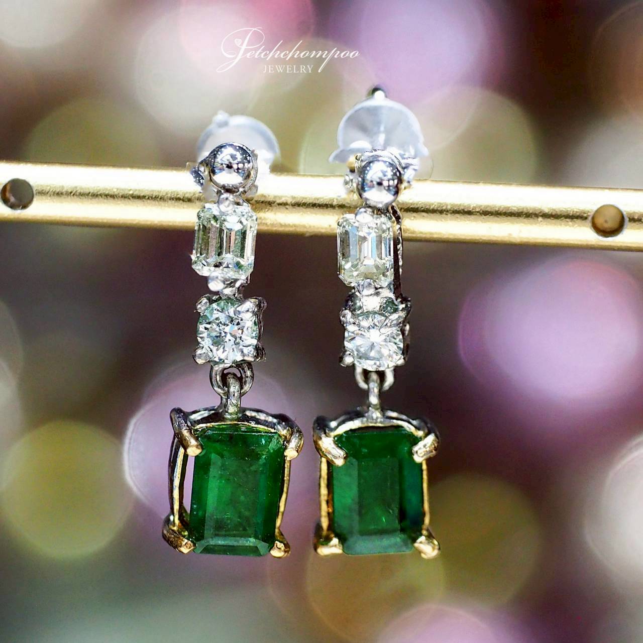 [30543] ต่างหูมรกตแซมเบีย Emerald Grace Duet Luxe™ 1.40 กะรัต ล้อมเพชร  42,000 