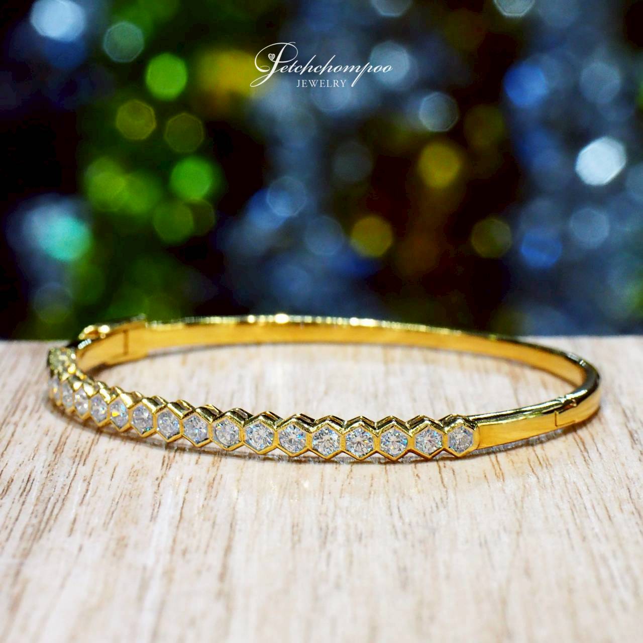 [30469] Hexa Luxe Radiant Bangle™ 1.40 carat diamond bracelet  139,000 