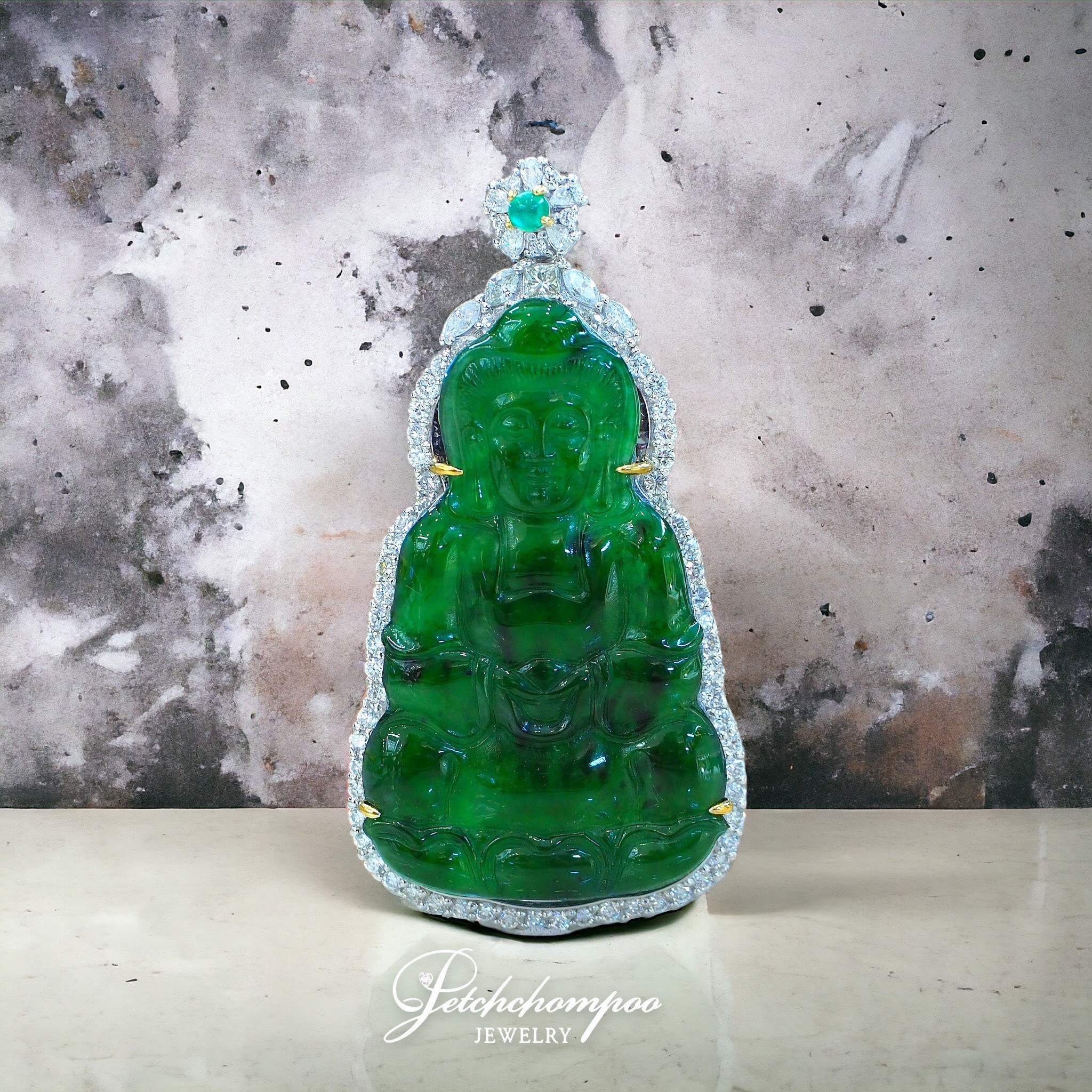 [28867] 28 carat A-Jade carned Kwan-Yin pendant  399,000 
