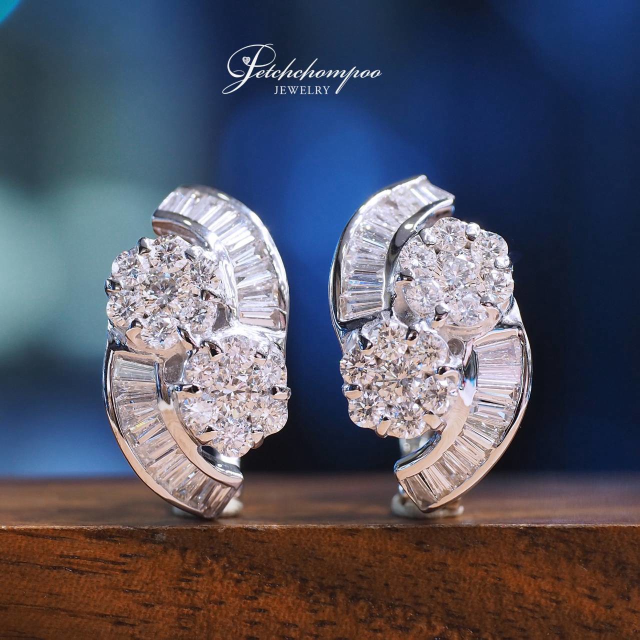 [31068] Modern Wave Diamond Cluster Stud Earrings  69,000 