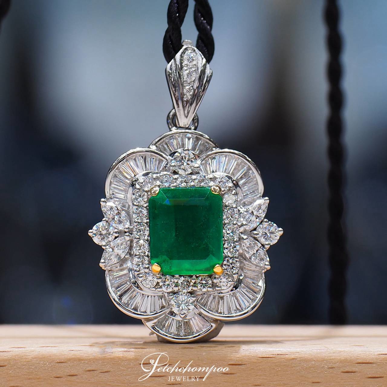 [31134] Zambian Emerald Pendant – Luxury Emerald Cut, 3.28 carats  | AIG  159,000 