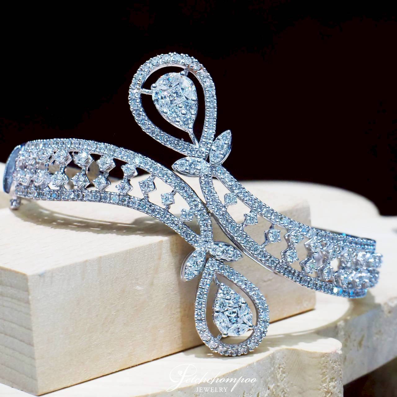 [30670] Royal Ribbon Radiance – High Jewelry Diamond Bangle  299,000 