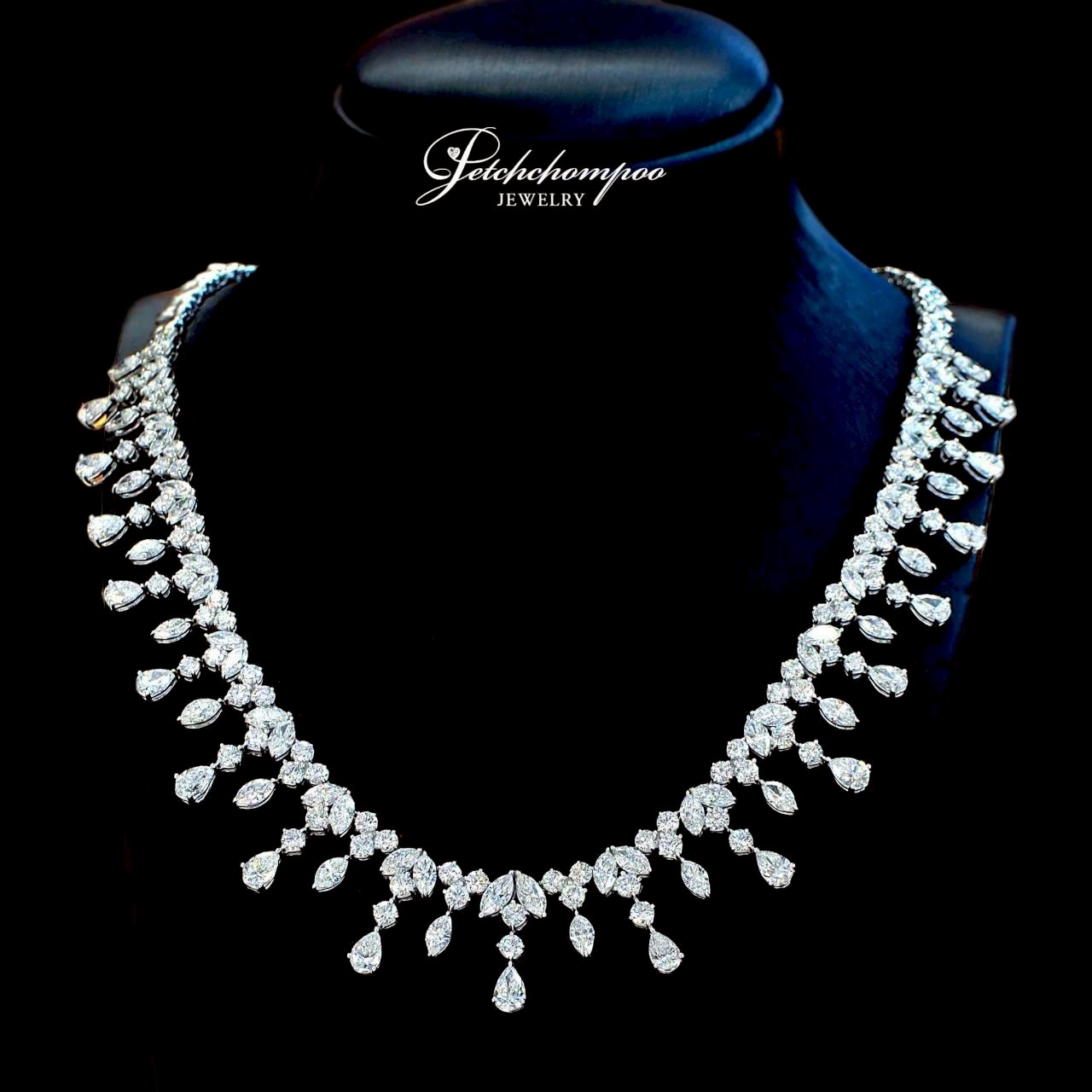 [28433] Majestic Gleam – 21.01 ct Diamond Drop Necklace in 18K White Gold  990,000 