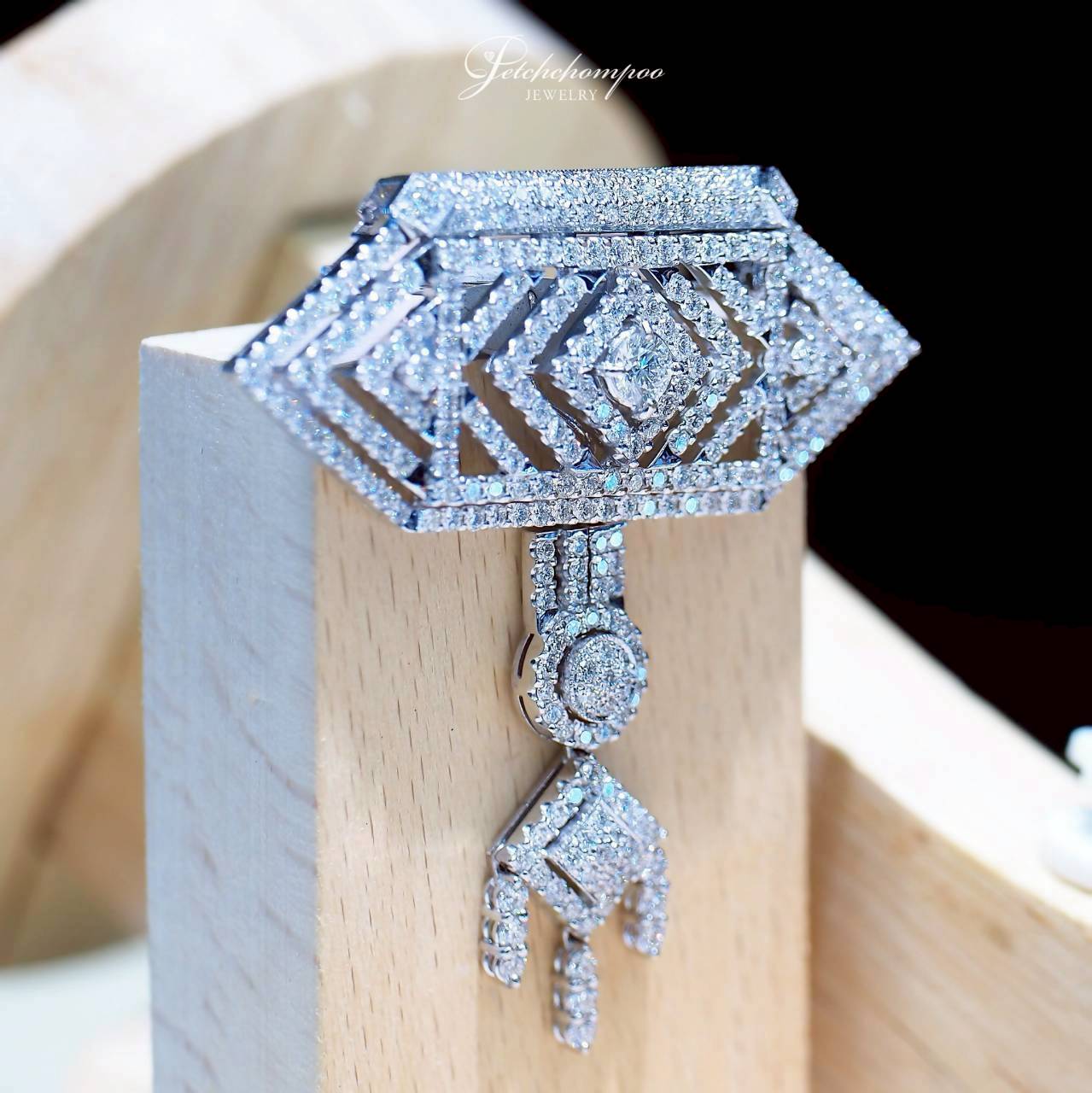 [30676] Royal Dual Grace 2-in-1 Convertible Diamond Brooch with Detachable Drop  199,000 