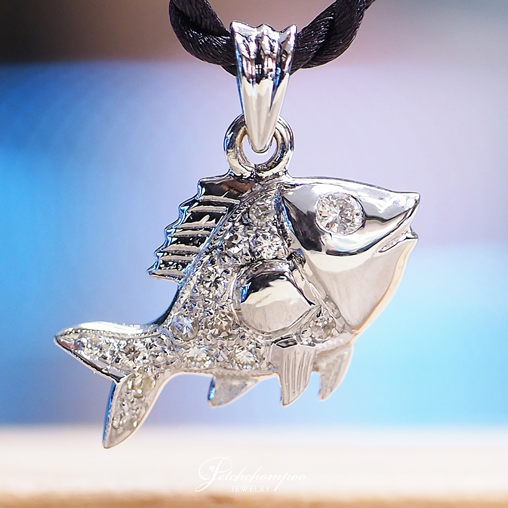 [30955] Diamond-encrusted fish pendant with necklace.  29,000 