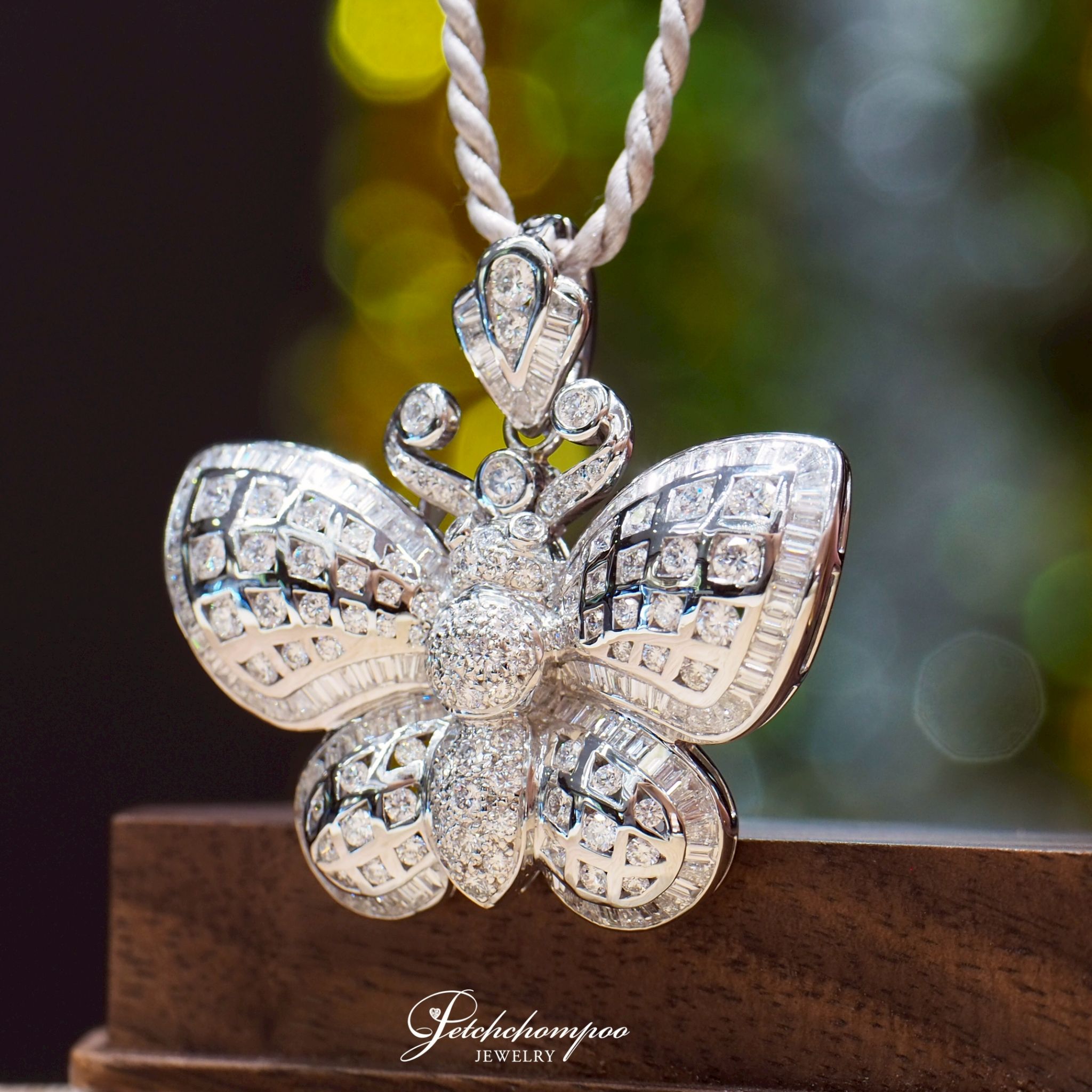 [29118] 3.5 carat Butterfly diamond pendant  159,000 