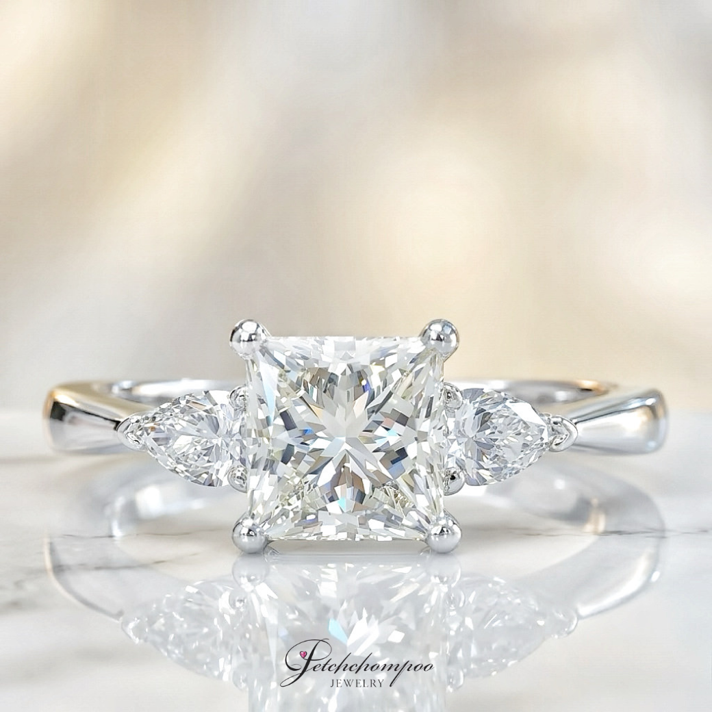 [28514] แหวนเพชร “Trinity Spark” เพชร Princess Cut 2.11 กะรัต | I / VVS1 / 2EX / HKD ลดราคาเหลือ 399,000