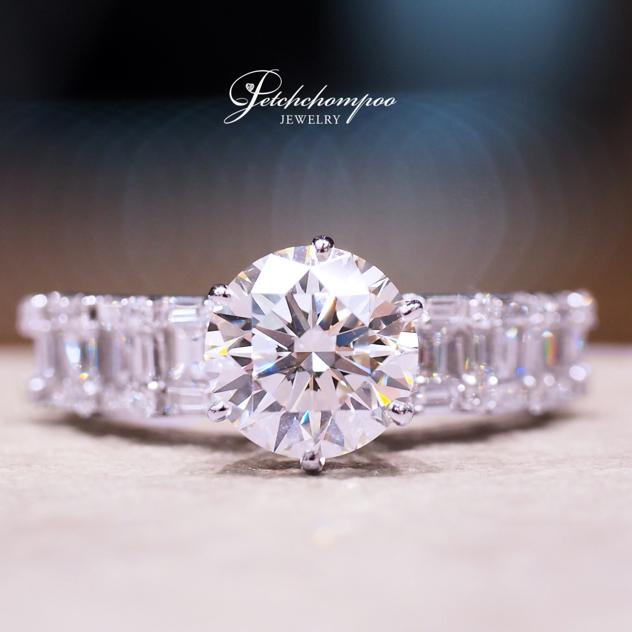 [31018] Diamond ring featuring a 2.00-carat natural diamond (HRD certified, VVS2 clarity) accented with side diamonds totaling 1.30 carats. Discount 379,000
