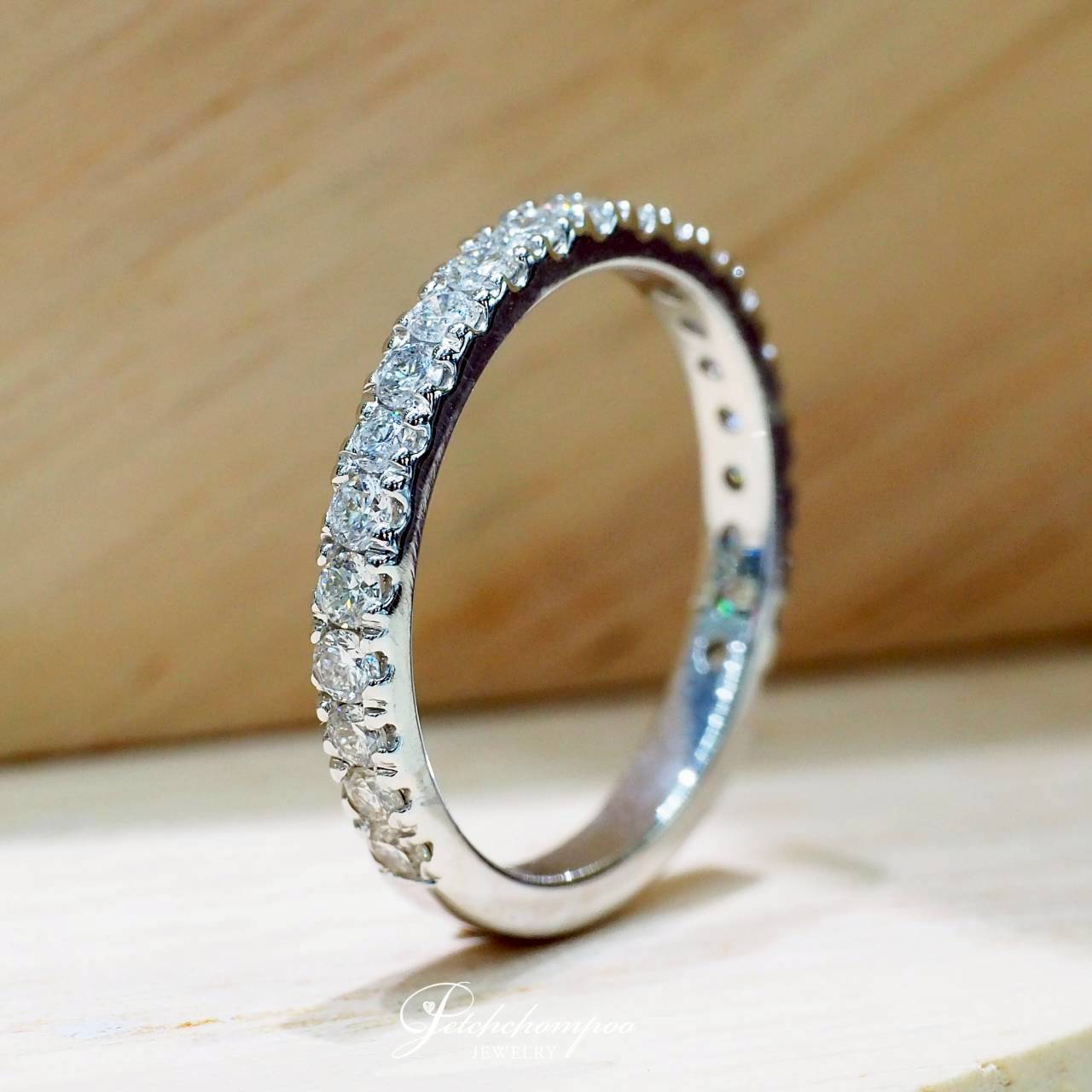 [30689] แหวนเพชร Lumière Band Half Eternity แสงระยิบแห่งความเรียบหรู  19,000 