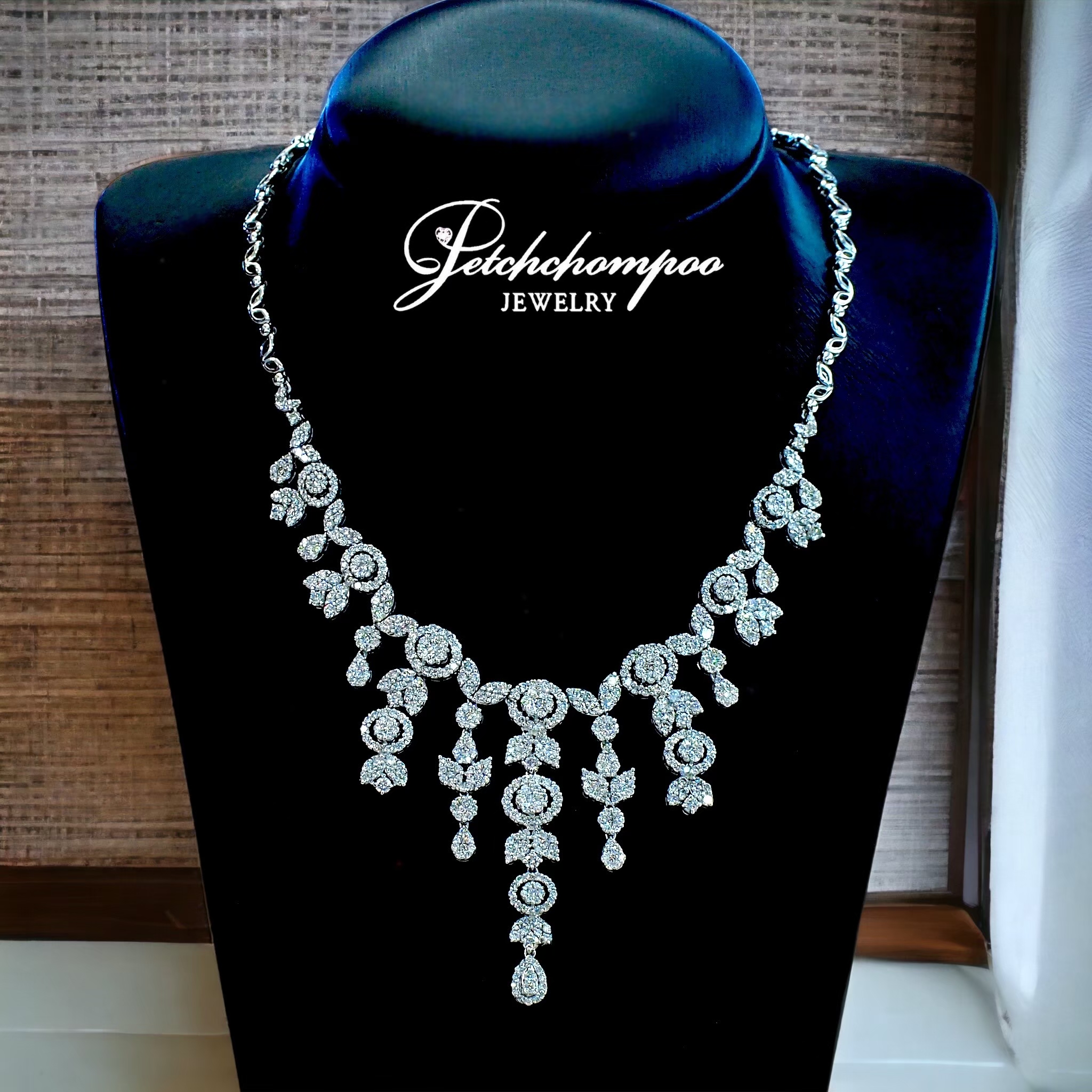 [27975] Dangle diamond necklace 9.28 carats  390,000 
