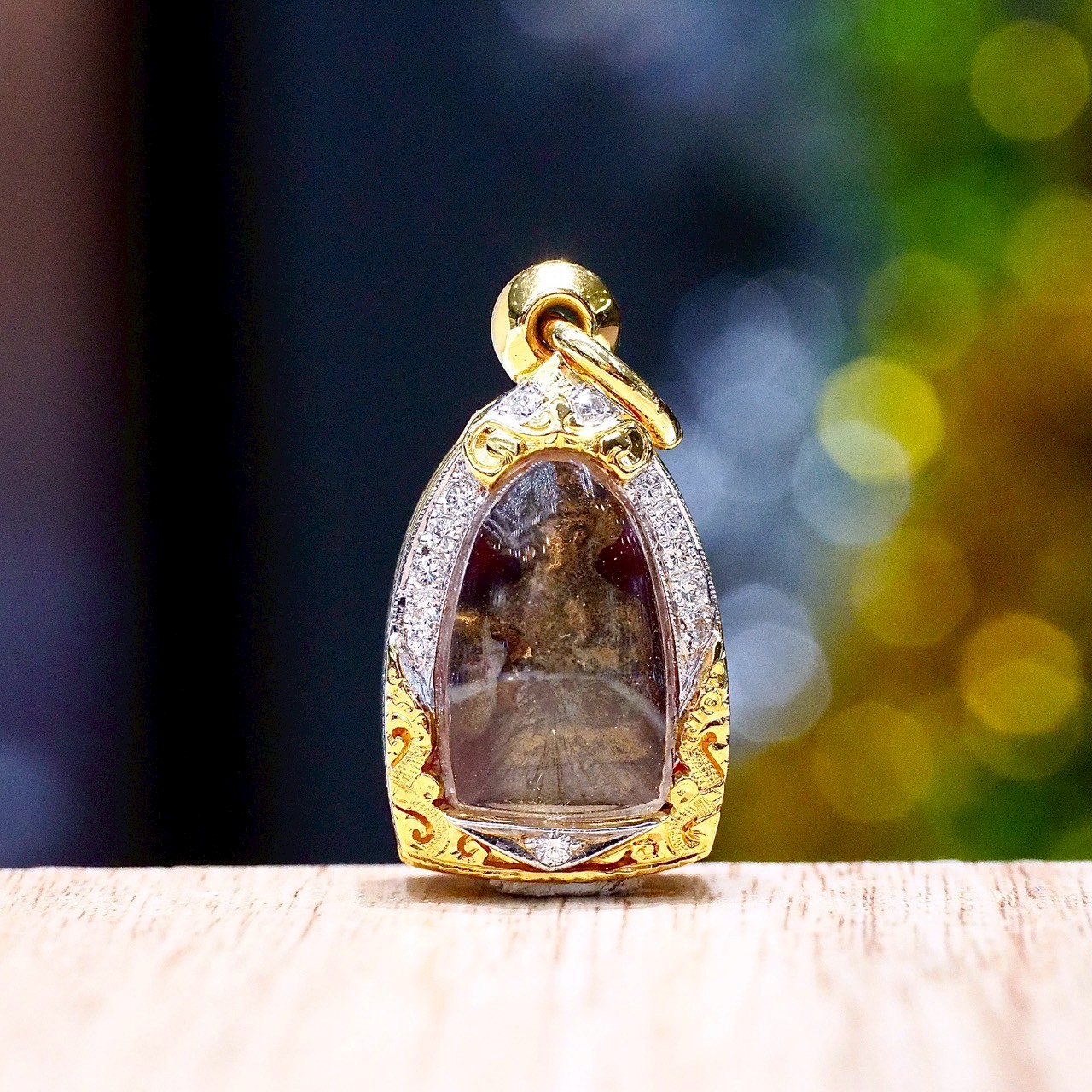 [30045] Phra Nang Kwak, Luang Pho Im, made of alloy, gold case, set with real diamonds, with certificate  99,000 