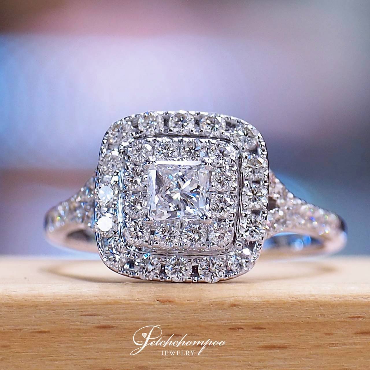 [30950] แหวนเพชรเม็ดกลาง Radiant Princess Halo 0.41 กะรัต ล้อมเพชร | D VS1 GIA น้ำ100 ลดราคาเหลือ 49,000