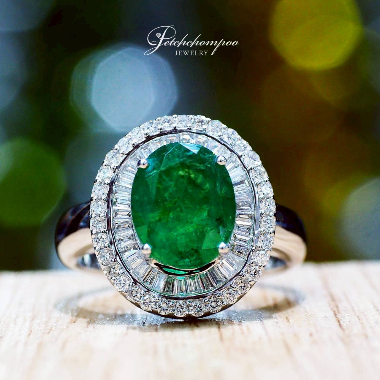 [30533] แหวนมรกตแซมเบีย Emerald Aurora Halo™ 2.57 กะรัต ล้อมเพชร  59,000 
