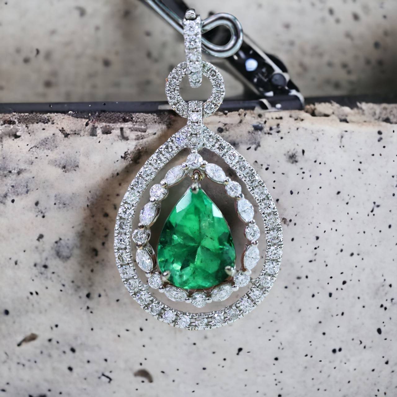 [26315] Emerald and diamond pendant  69,000 