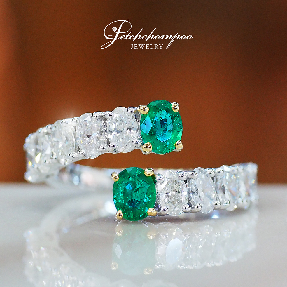 [27472] Oval cut diamond ring set with emeralds  99,000 