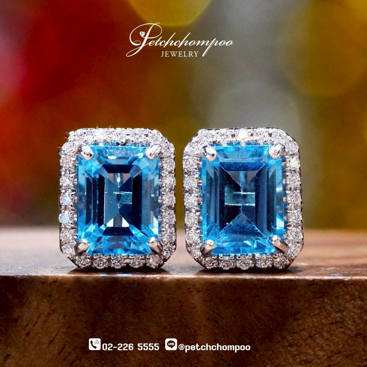 [30012] ต่างหูบลูโทพาส Blue Radiance™ 4.00 กะรัต ล้อมเพชรเจียระไนเหลี่ยมมรกต ลดราคาเหลือ 38,000