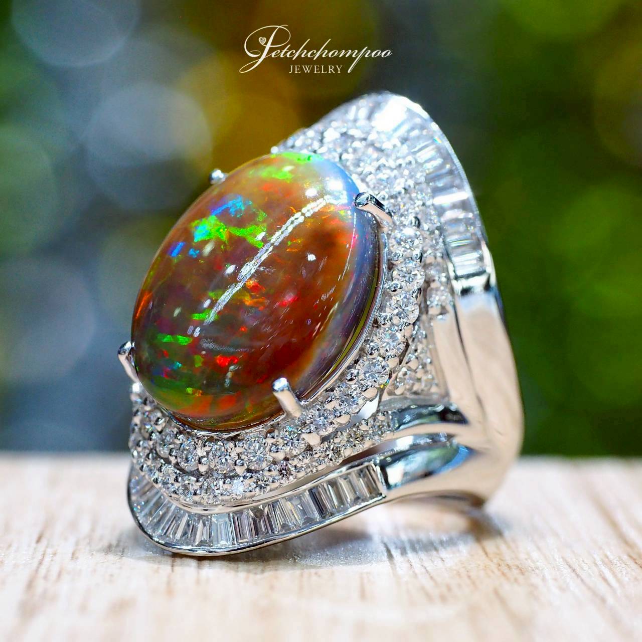 [30430] แหวนโอปอล Black Opal Aurora Inferno Opal™ 11.20 กะรัต ล้อมเพชร  119,000 