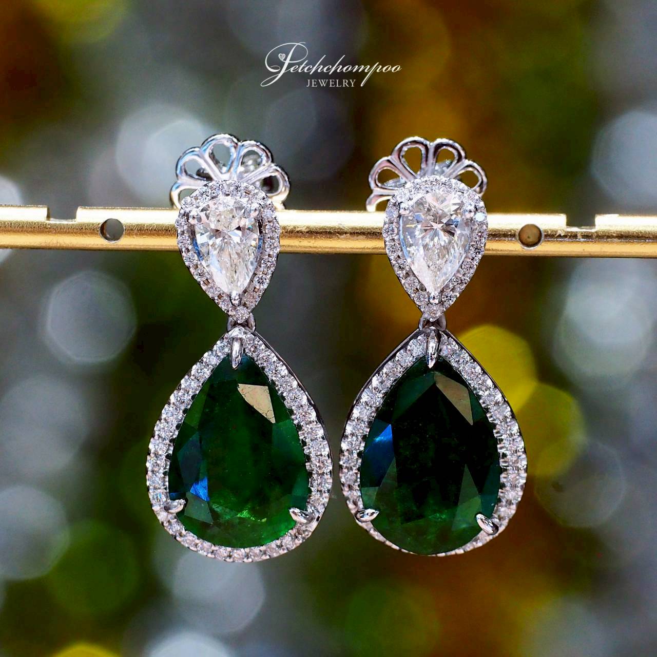 [30547] ต่างหูมรกตแซมเบียทรงหยดน้ำ Emerald Teardrop Royale™ ล้อมเพชร  129,000 