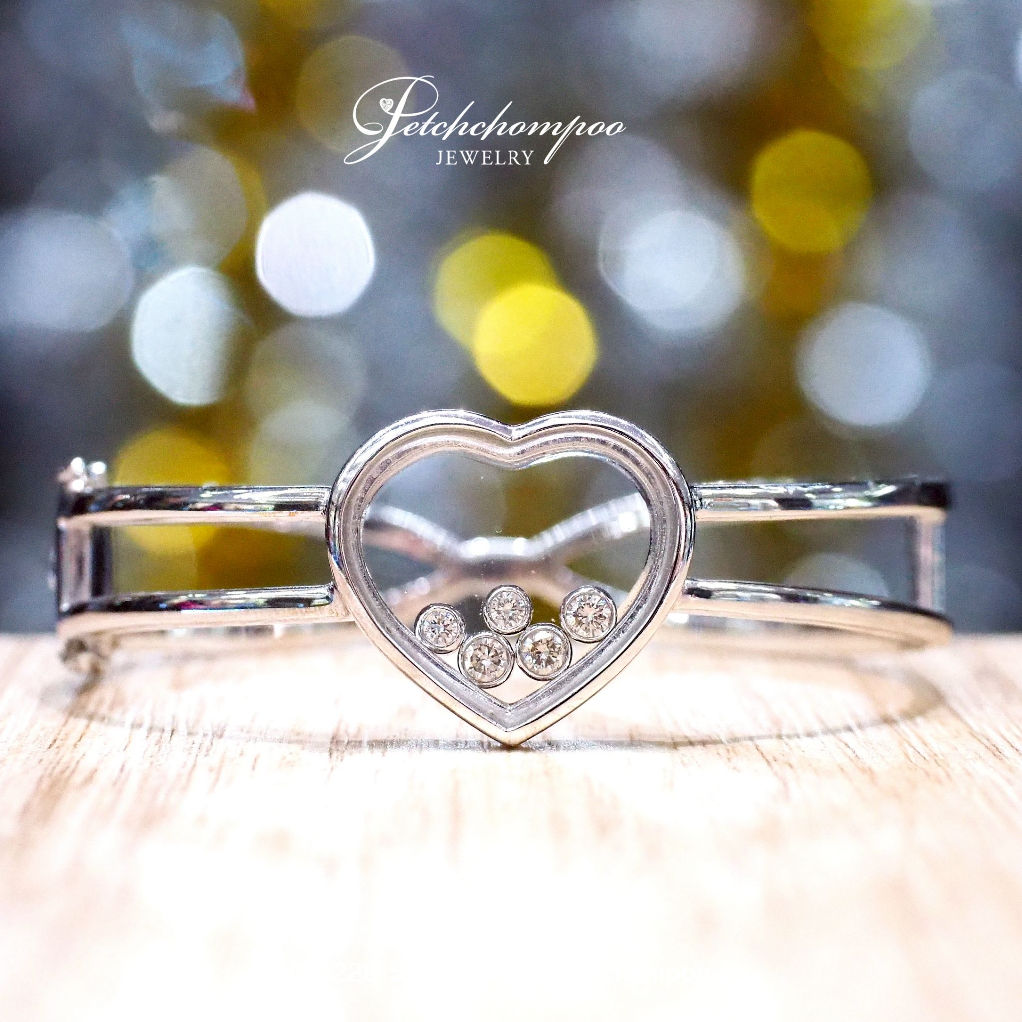 [020838] “Dancing Heart™” – 0.40 ct Floating Diamonds in 18K White Gold Bangle  149,000 
