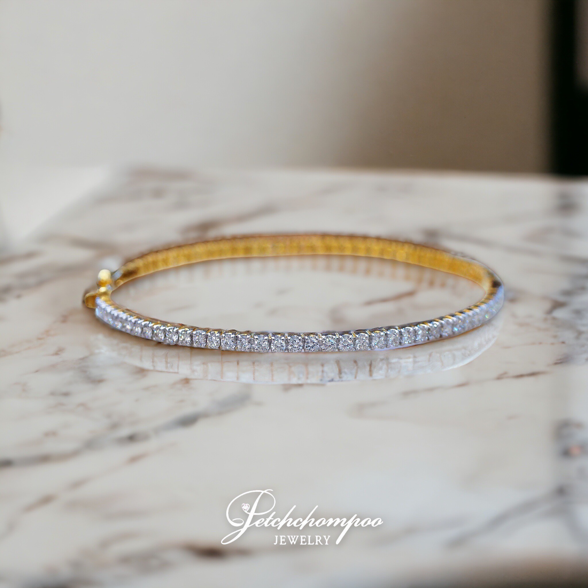 [29124] 0.74 carat diamond bangle  59,000 