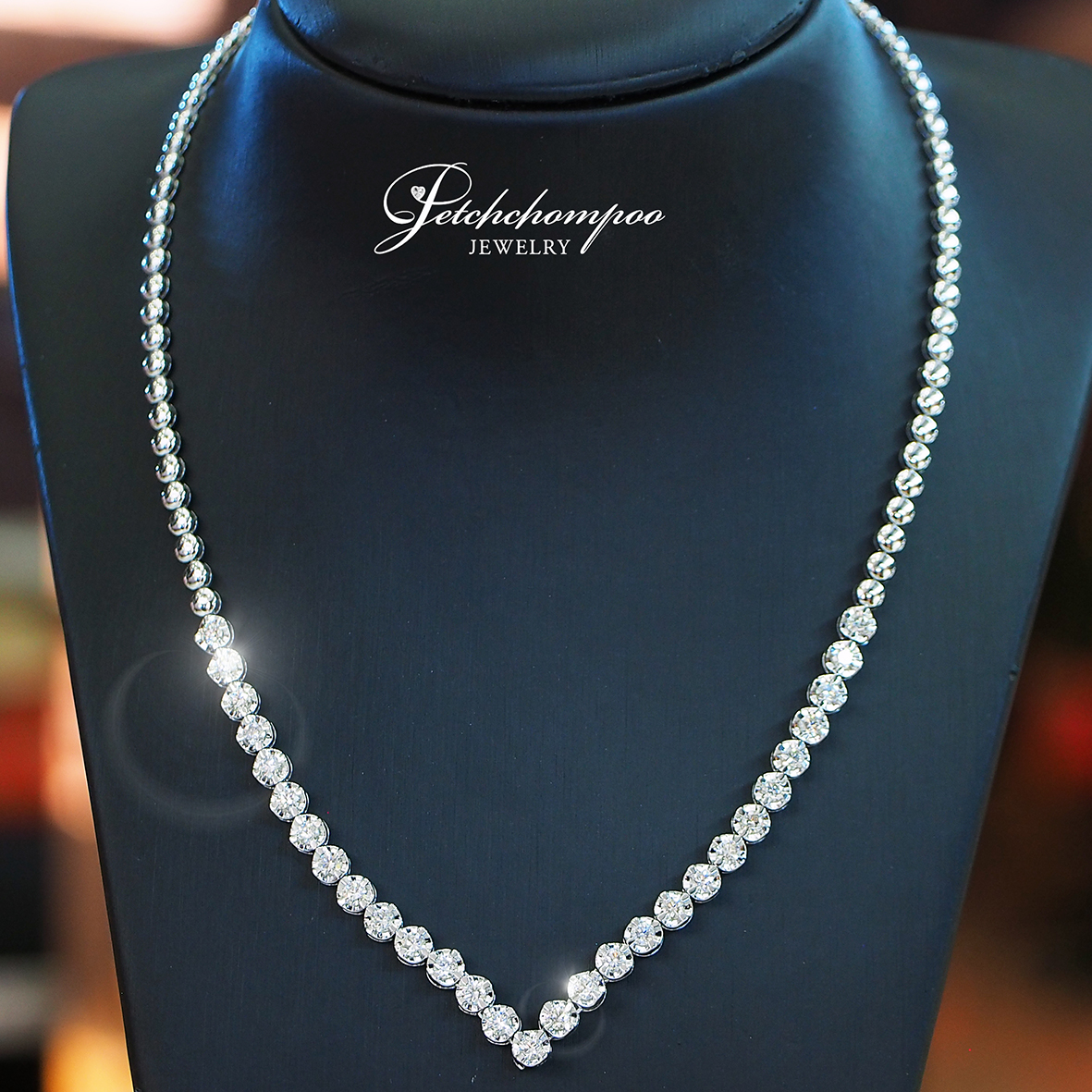 [27404] V-shaped diamond necklace 2.81 carats  169,000 