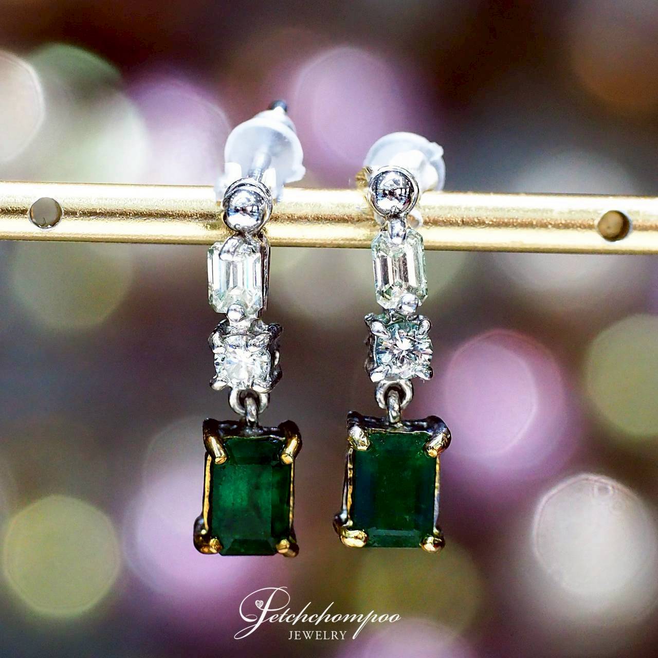 [30544] ต่างหูมรกตแซมเบีย Emerald Whisper Duet™ 1.20 กะรัต ล้อมเพชร  42,000 