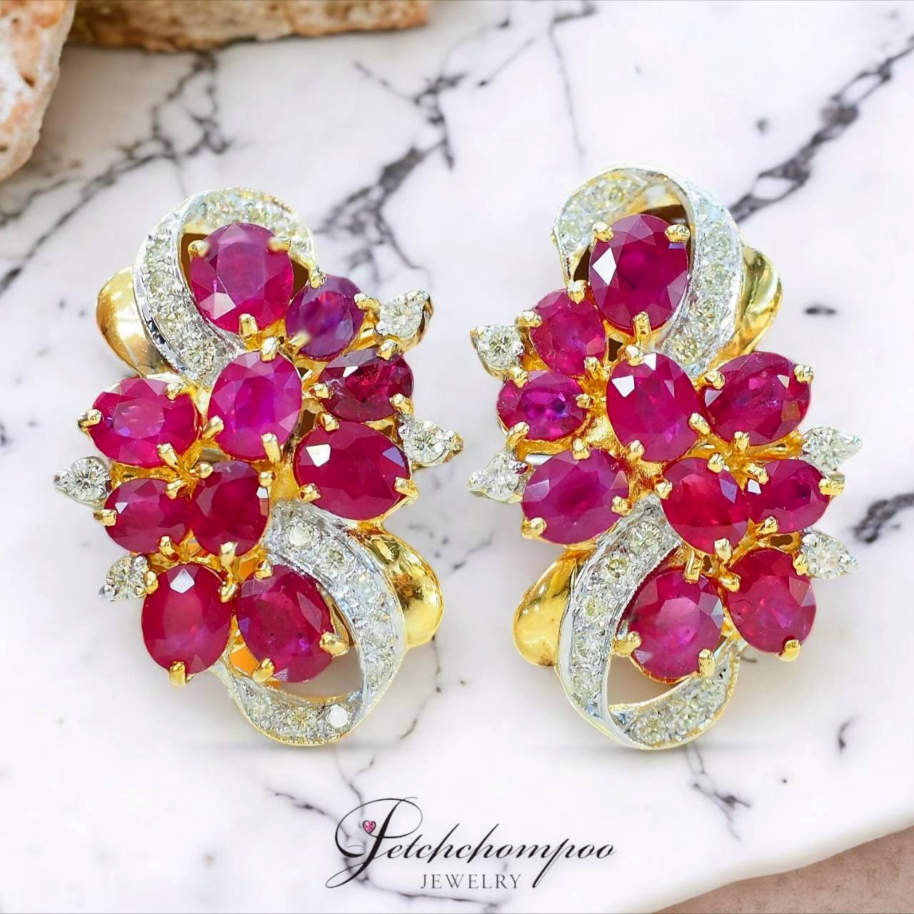[28553] Siamese ruby earrings set with wide diamonds.  79,000 