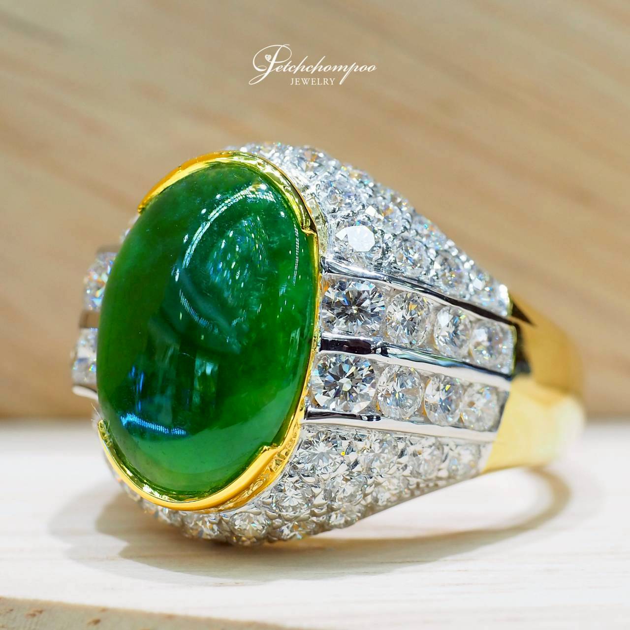 [30721] แหวนหยกพม่าแท้ Type A Imperial Jade Legacy 5.12 กะรัต ล้อมเพชร | Emil  189,000 