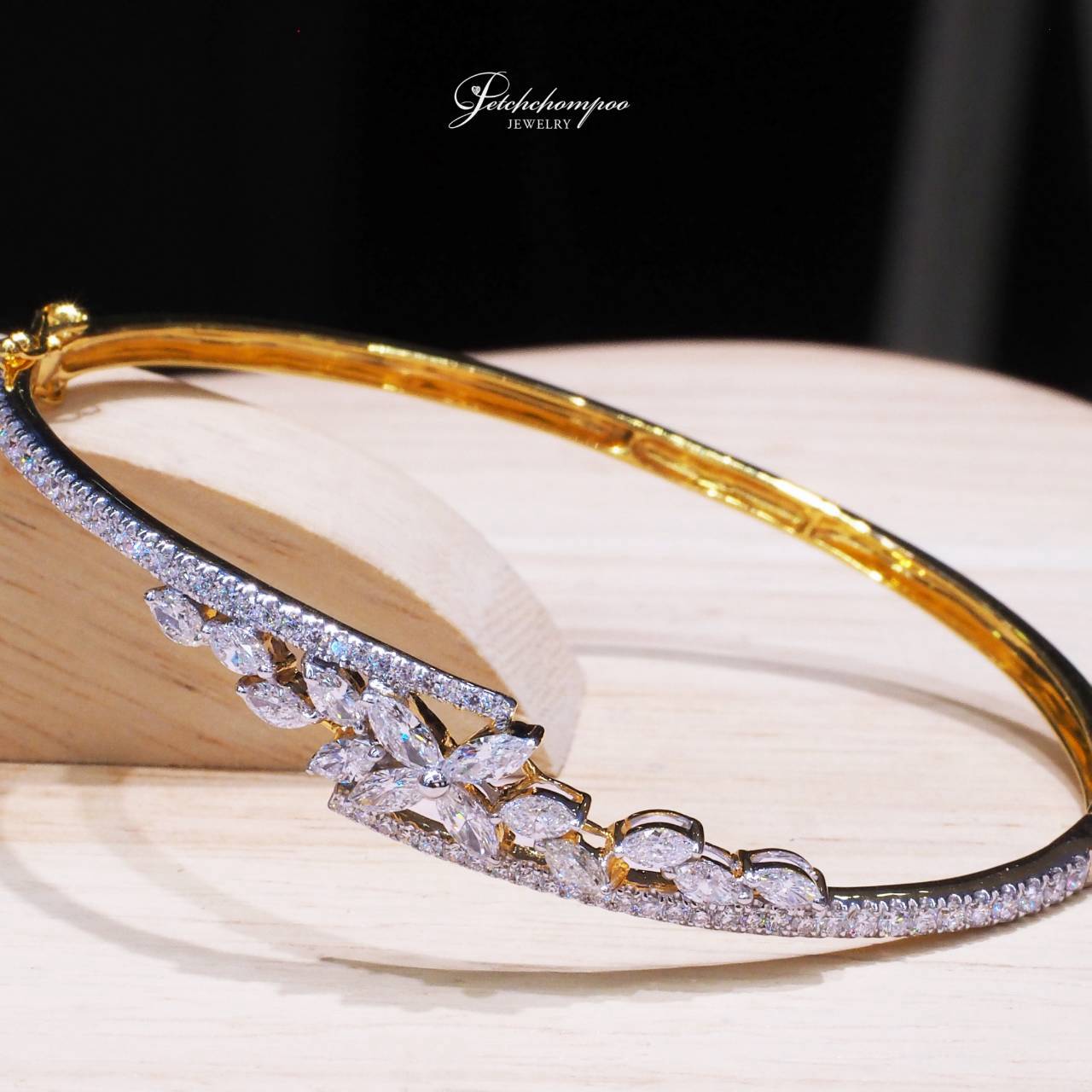 [018682] Royal Laurel Diamond Bangle  79,000 