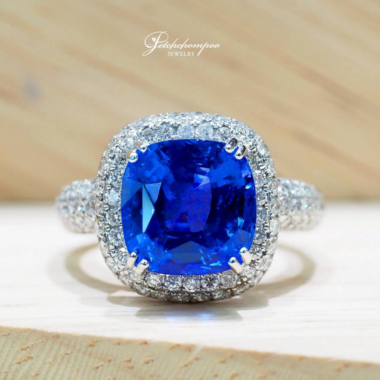 [30719] แหวนไพลิน Sri Lanka Royal Azure Dominion 6.86 กะรัต ล้อมเพชร | GGT  199,000 