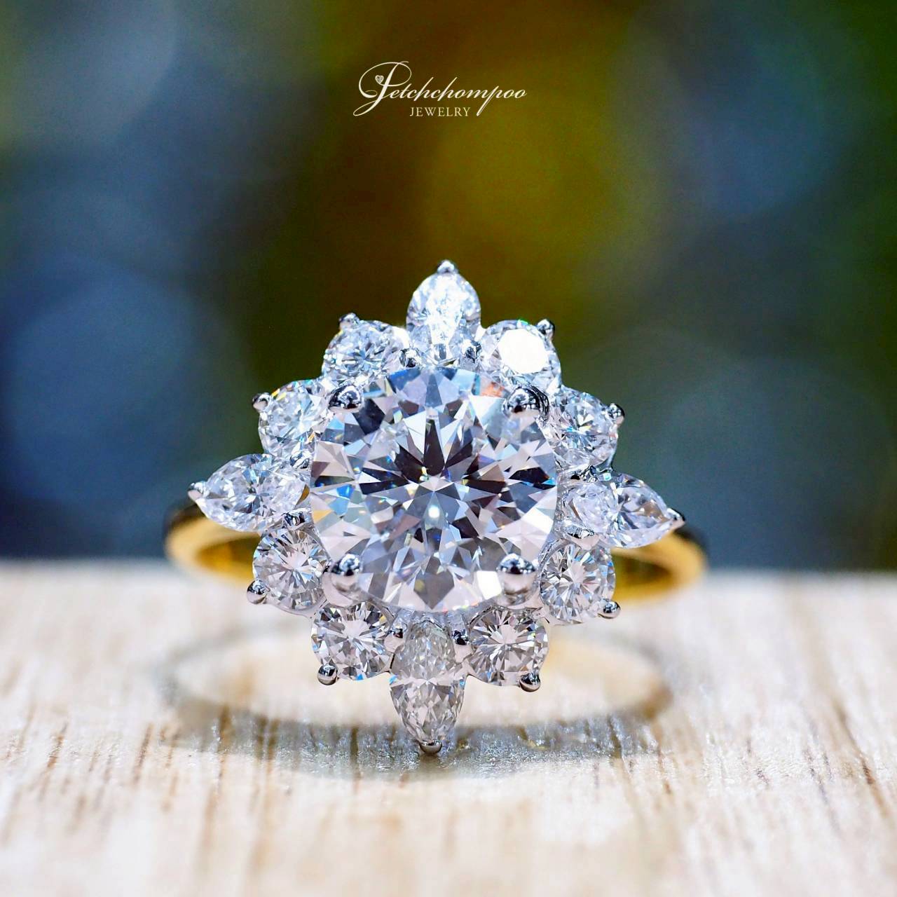 [30429] แหวนเพชรเม็ดกลาง Celestial Crown Radiance™ 1.70 กะรัต ล้อมเพชร | GIA (G VVS1 / 3EX) ลดราคาเหลือ 459,000