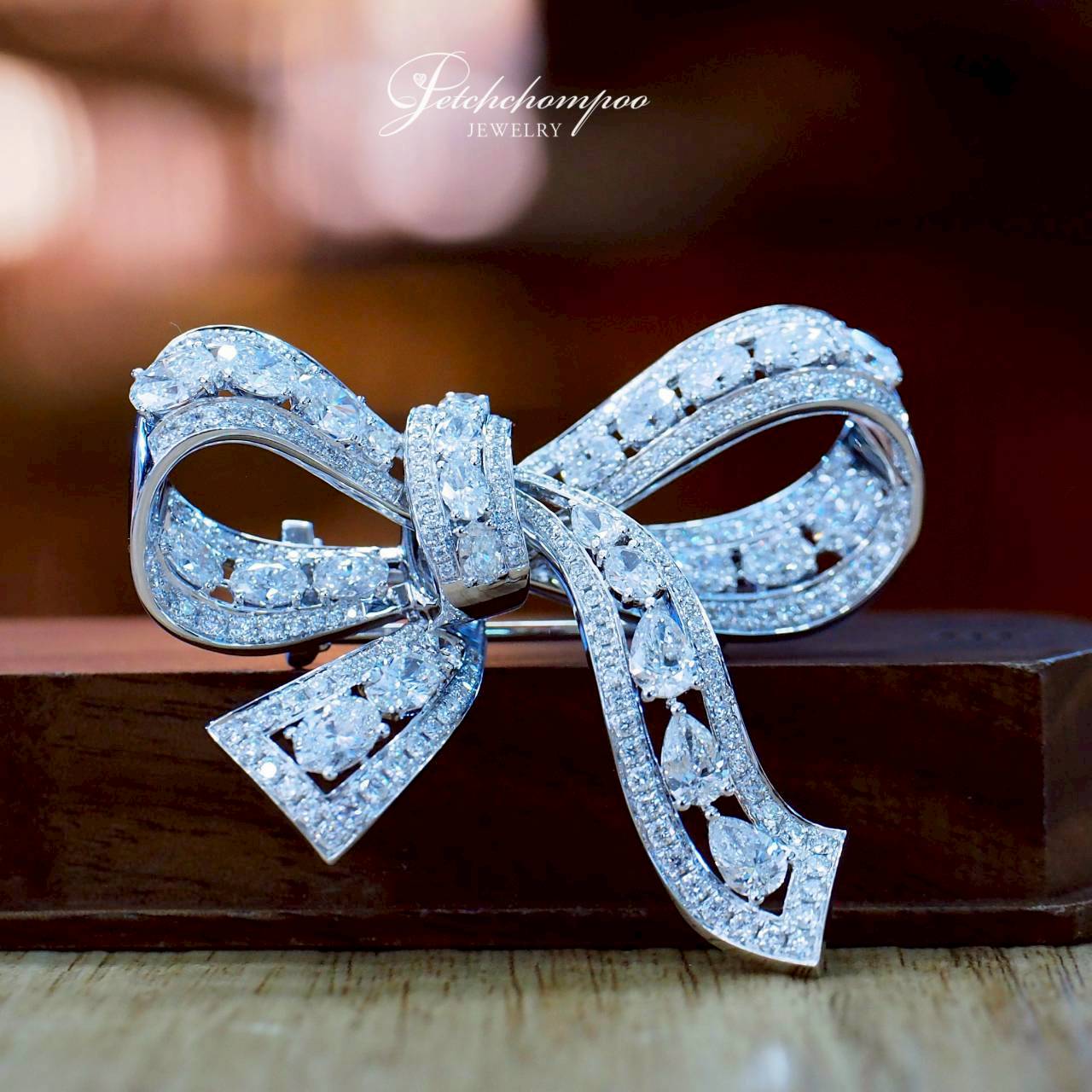 [30609] Celestial Bow Radiance – 5.90 carat Diamond Bow Brooch  359,000 
