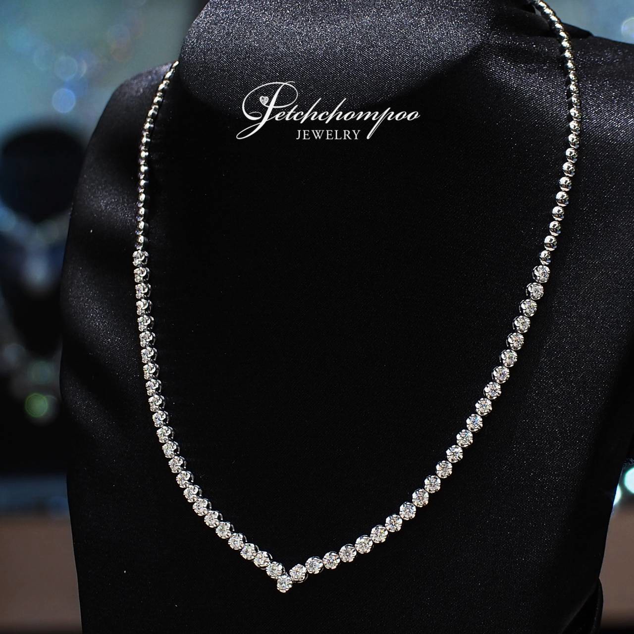 [31136] V-design diamond tennis necklace, 2.40 carats  189,000 