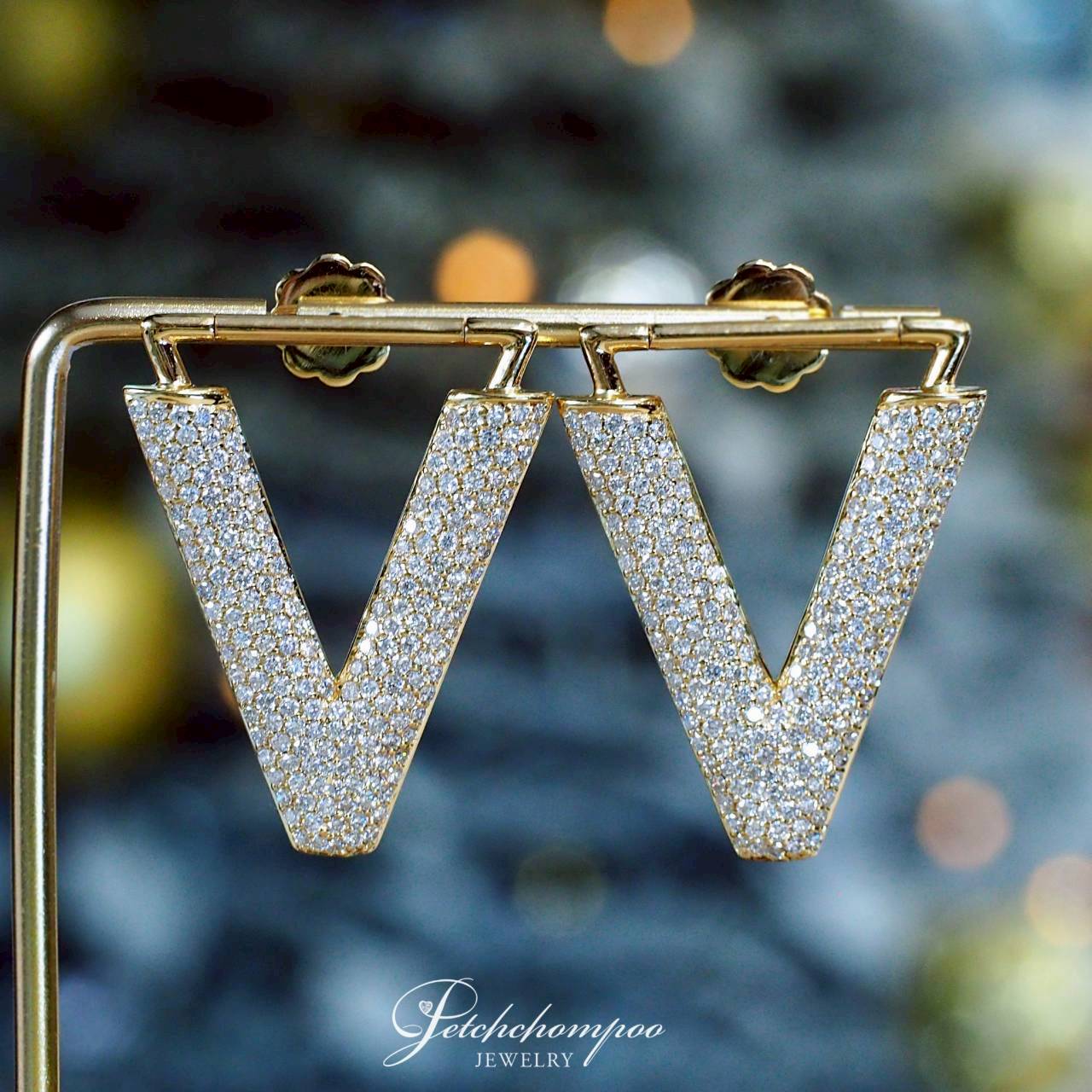 [30540] ต่างหูตัว V ประดับเพชร Vogue Vivid Victory™ 3.94 กะรัต  189,000 