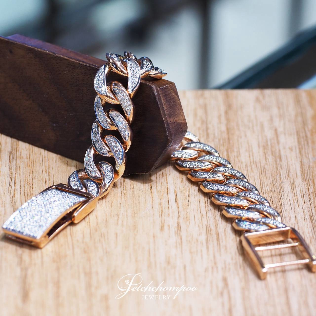 [31076] Luxury Street diamond ring, total 3.79 carats.  429,000 