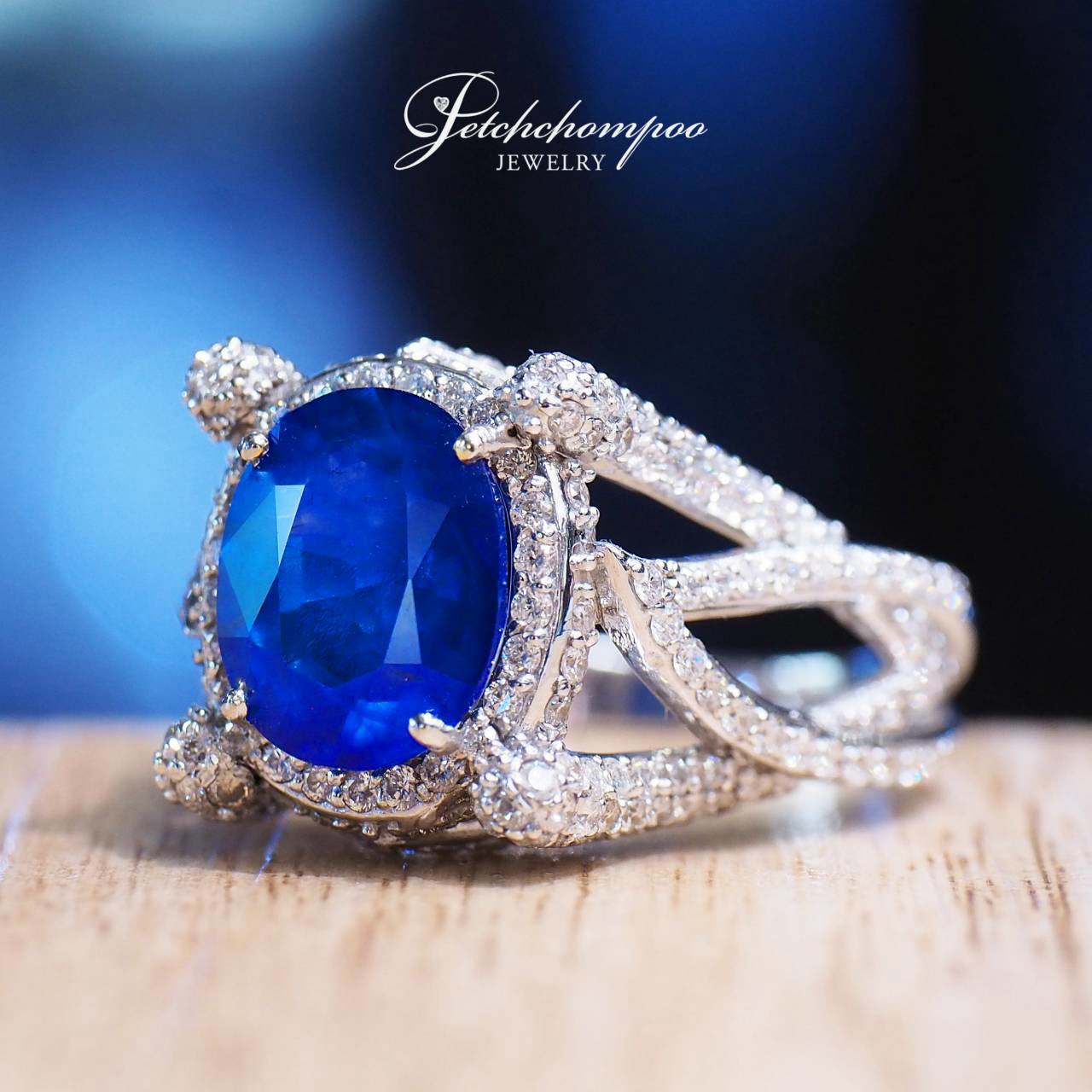 [31040] แหวนไพลินศรีลังกา Cornflower Blue 3.73 กะรัต ล้อมเพชร ก้านไขว้ | GFCO  129,000 